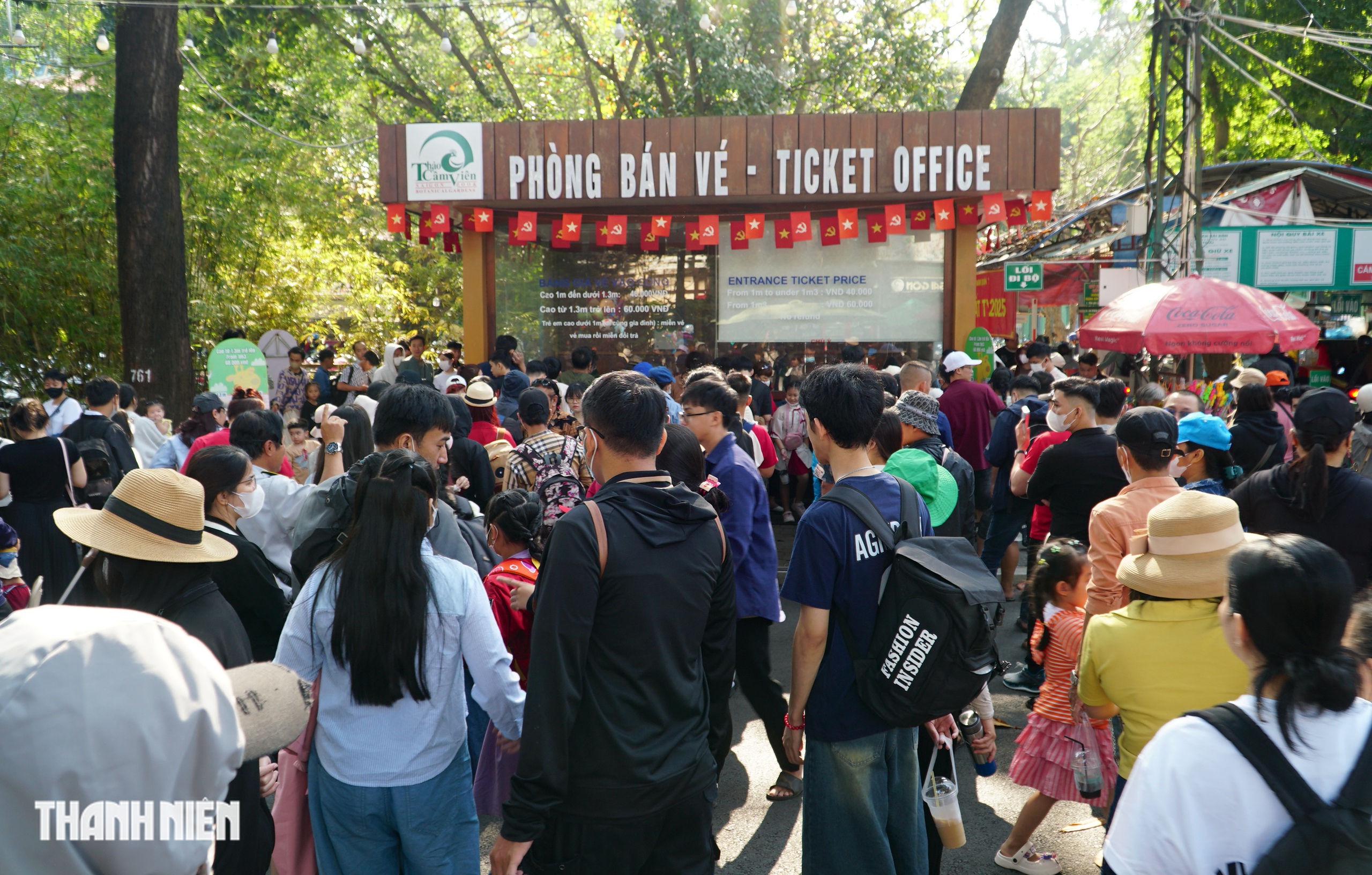 Ngày đầu năm mới 2026: Thảo Cầm Viên, đường sách đông nghẹt người đi chơi - Ảnh 2.