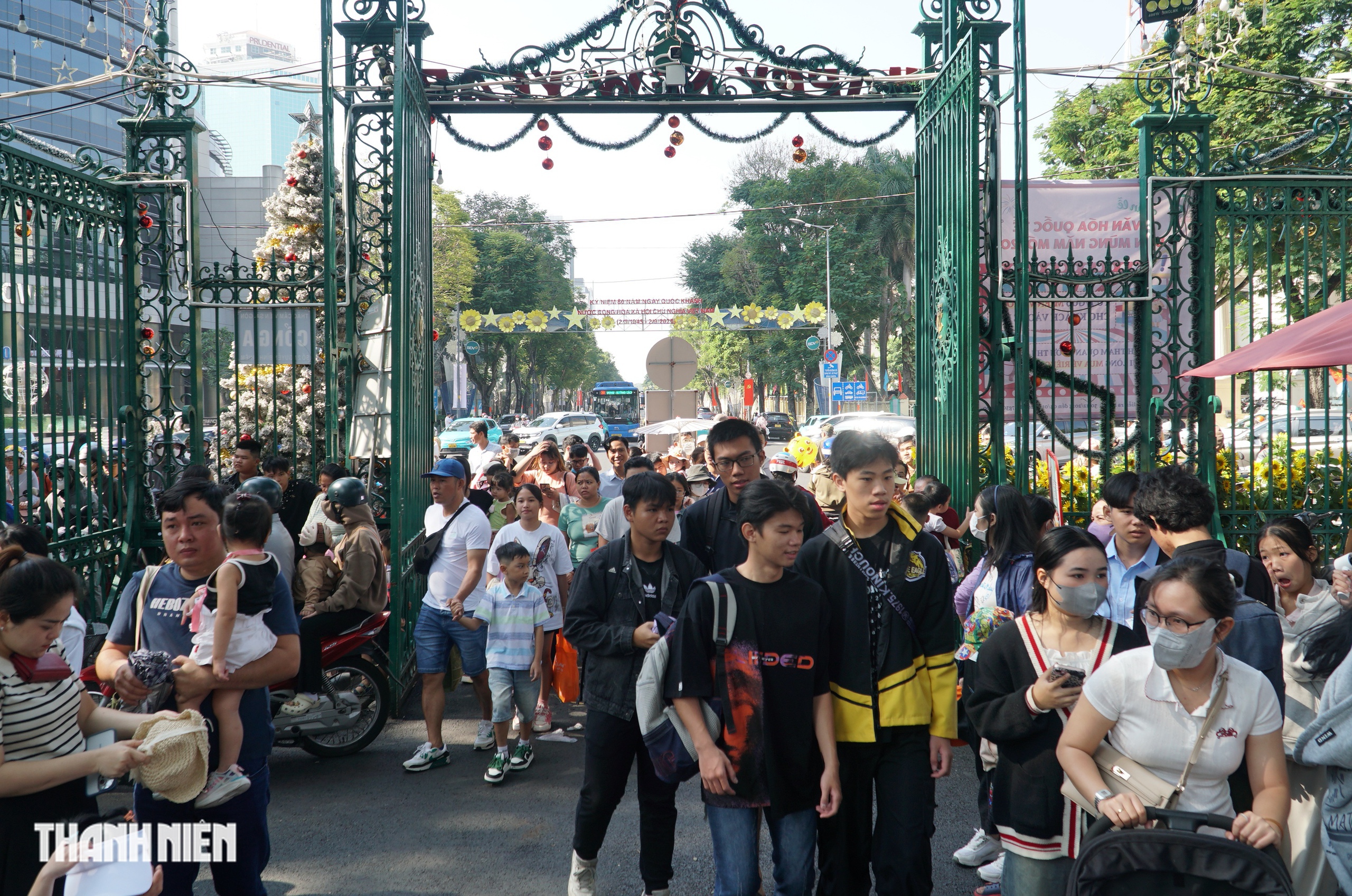 Ngày đầu năm mới 2026: Thảo Cầm Viên, đường sách đông nghẹt người đi chơi - Ảnh 1.