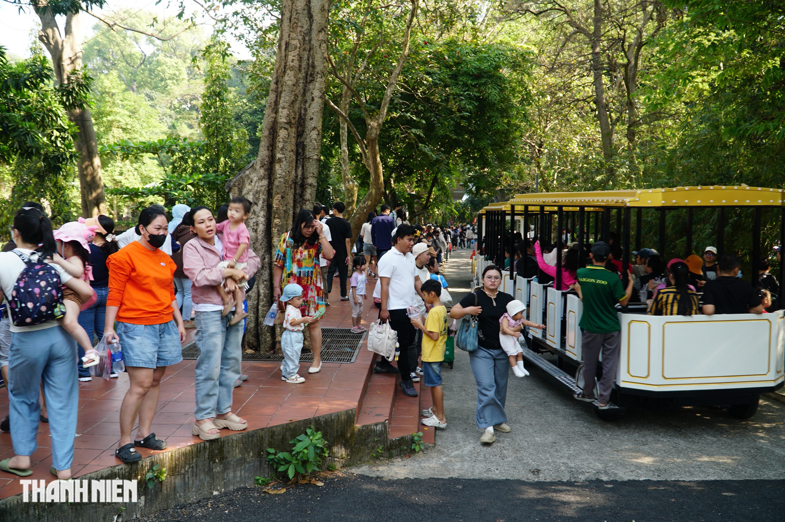 Ngày đầu năm mới 2026: Thảo Cầm Viên, đường sách đông nghẹt người đi chơi - Ảnh 9.