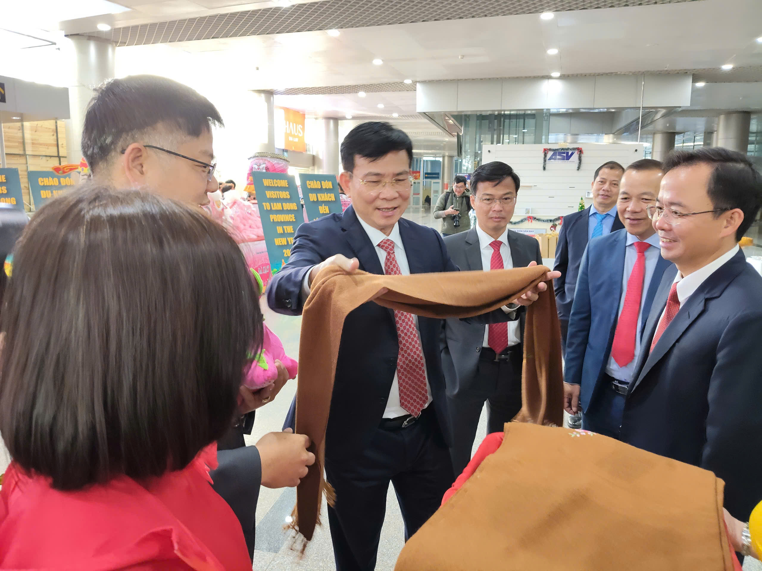 Chuyến bay đầu năm đưa 250 du khách đến Đà Lạt- Ảnh 2.