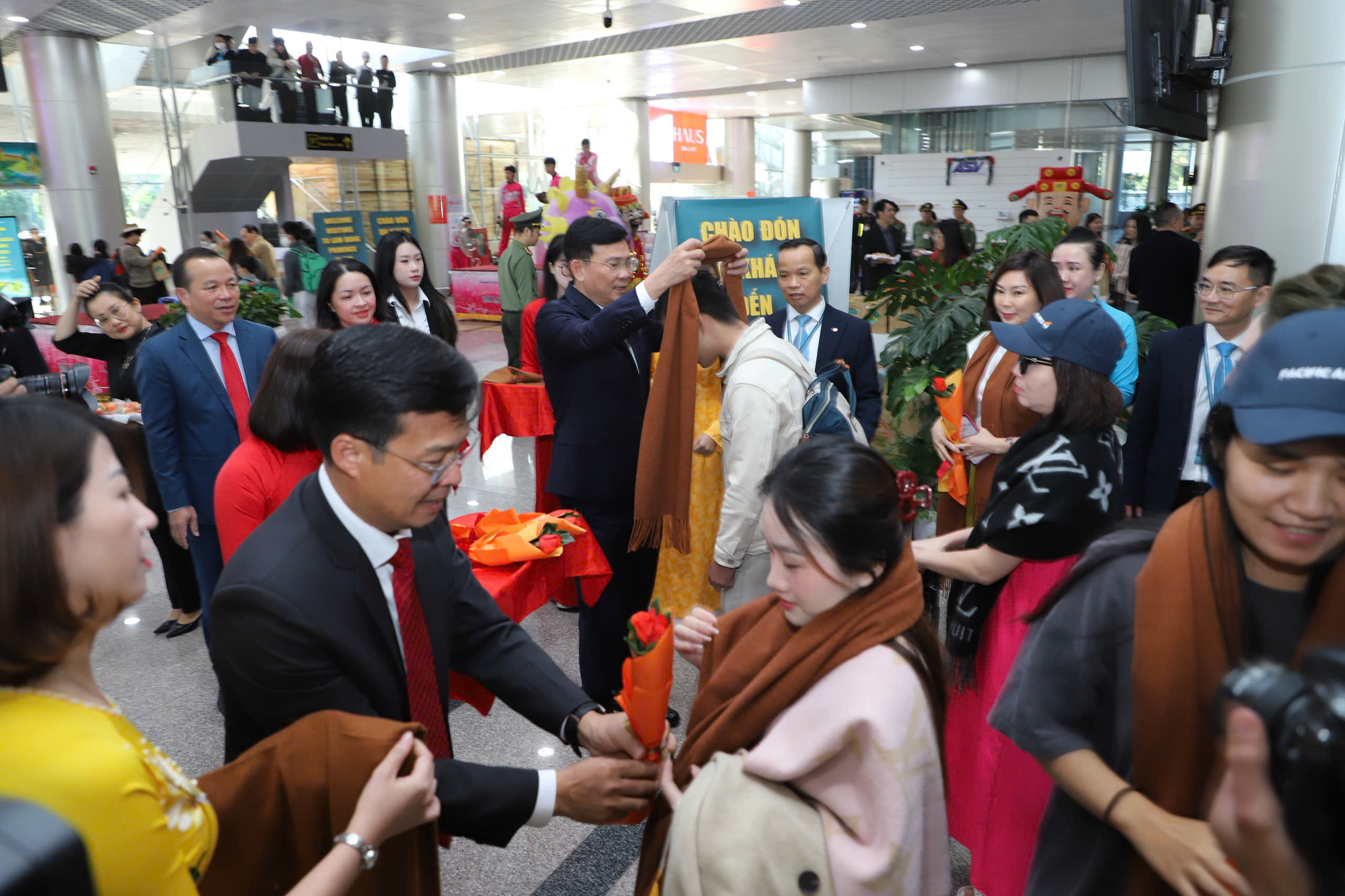 Chuyến bay đầu năm đưa 250 du khách đến Đà Lạt- Ảnh 1.