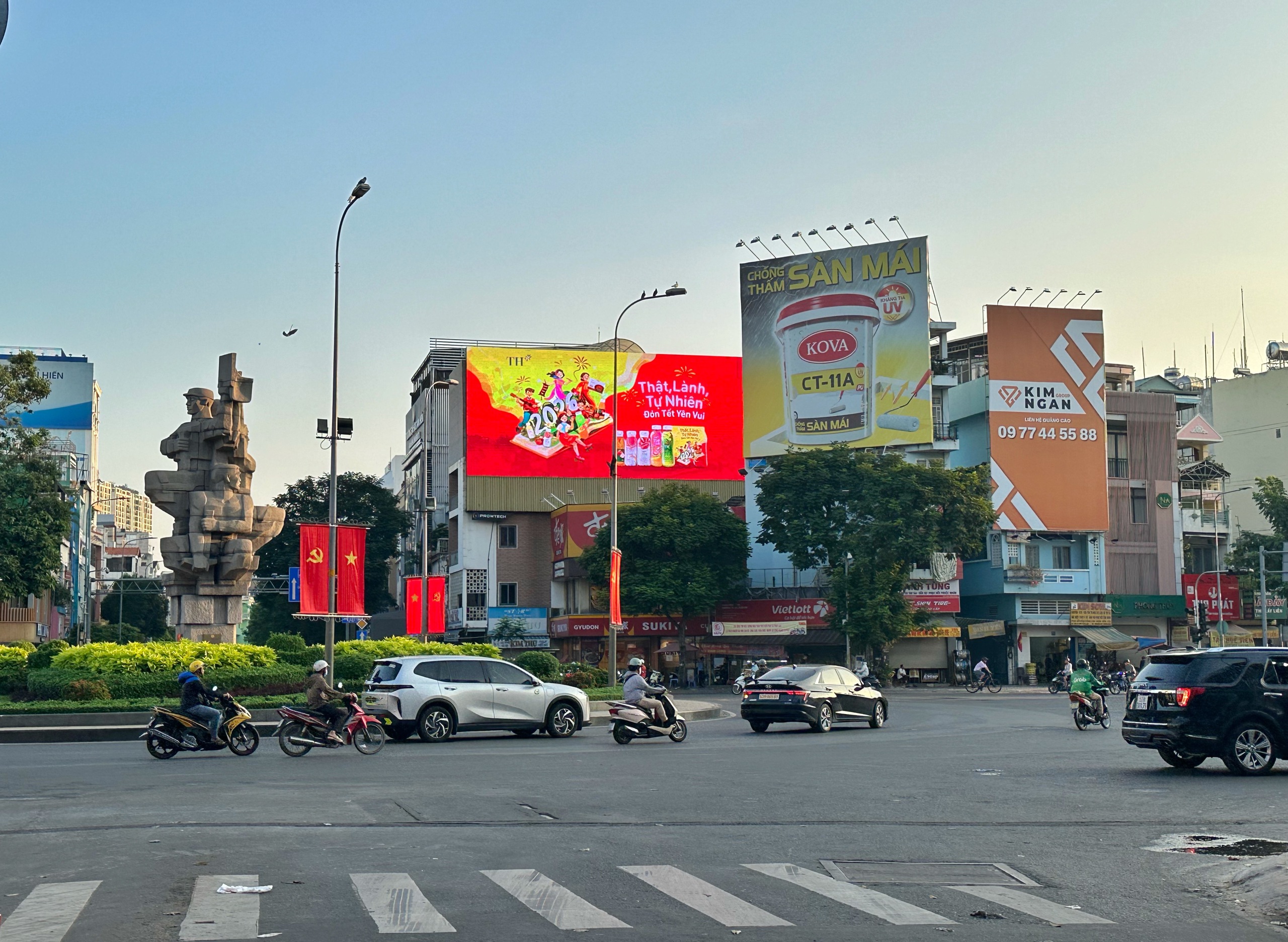 Ngắm đường phố trung t&acirc;m TP.HCM s&aacute;ng sớm ng&agrave;y đầu năm mới 2026 - Ảnh 8.