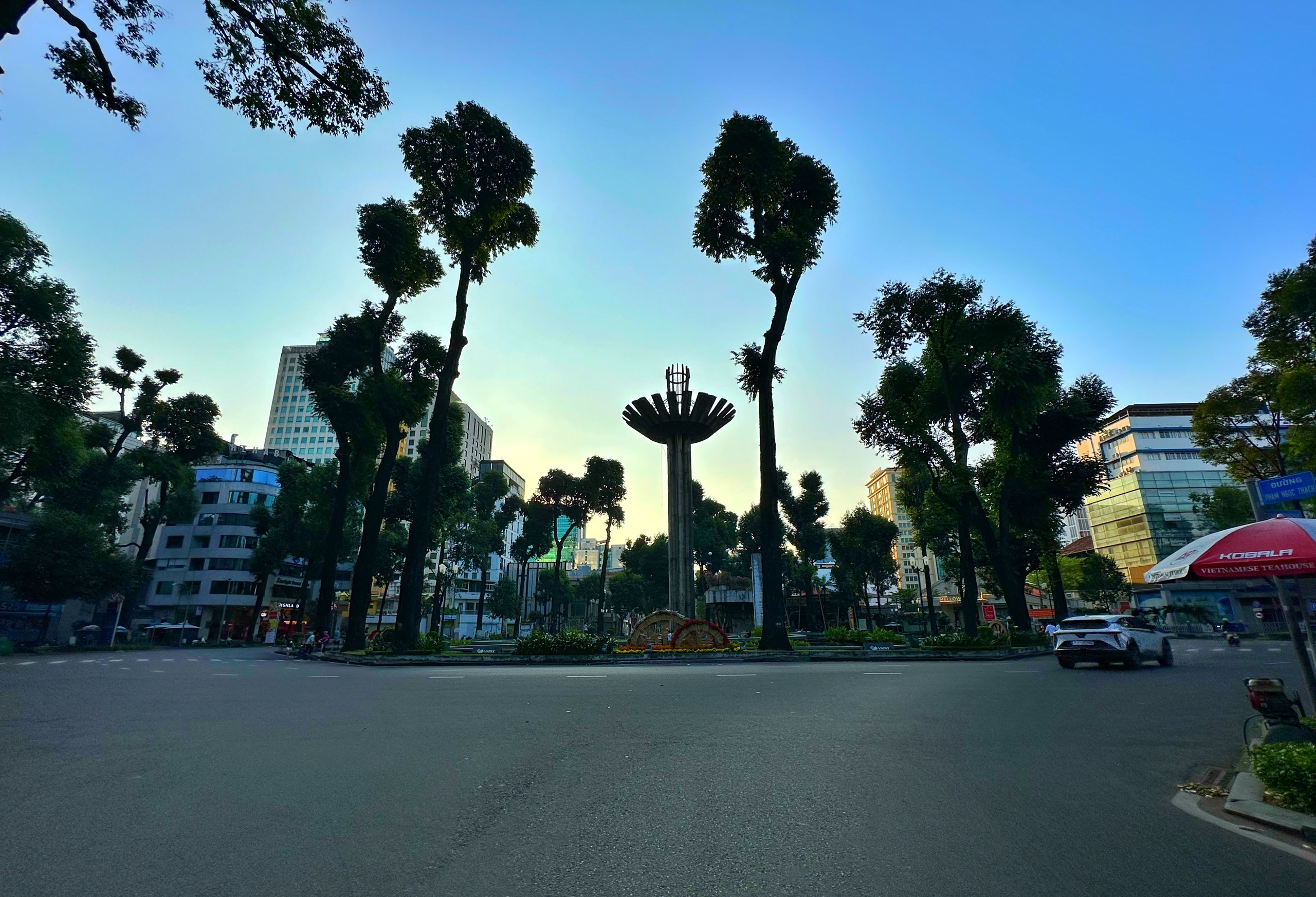 Ngắm đường phố trung t&acirc;m TP.HCM s&aacute;ng sớm ng&agrave;y đầu năm mới 2026 - Ảnh 2.