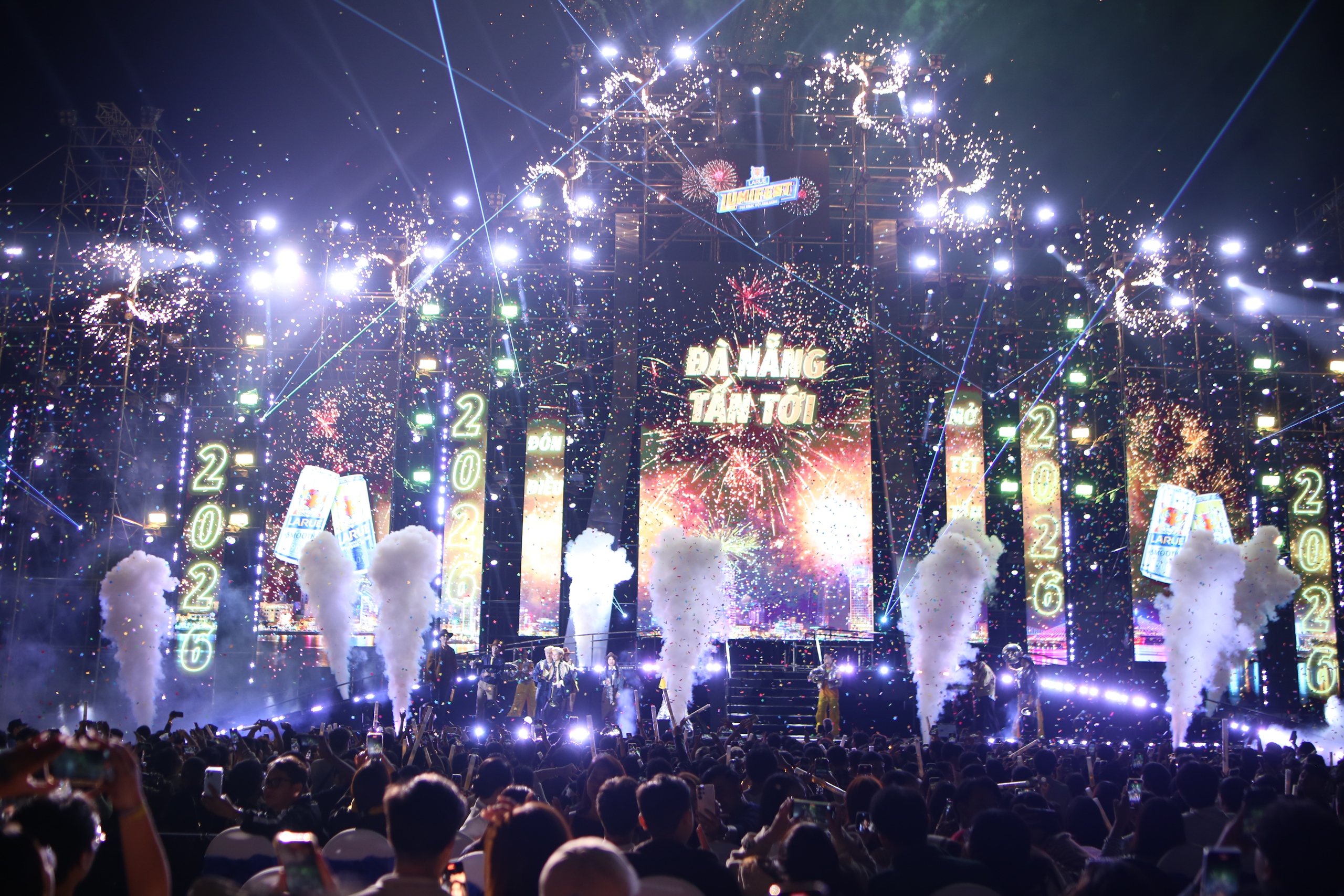 Biển người bùng cháy đêm giao thừa, xúc động gặp Đen Vâu- Ảnh 8. Biển người bùng cháy đêm giao thừa, xúc động gặp Đen Vâu- Ảnh 8.