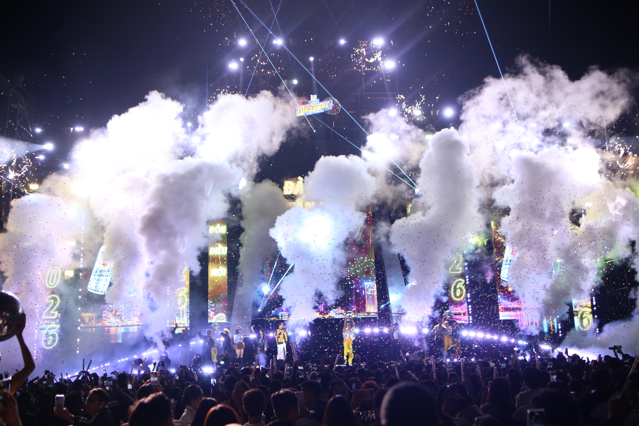 Biển người bùng cháy đêm giao thừa, xúc động gặp Đen Vâu- Ảnh 9. Biển người bùng cháy đêm giao thừa, xúc động gặp Đen Vâu- Ảnh 9.