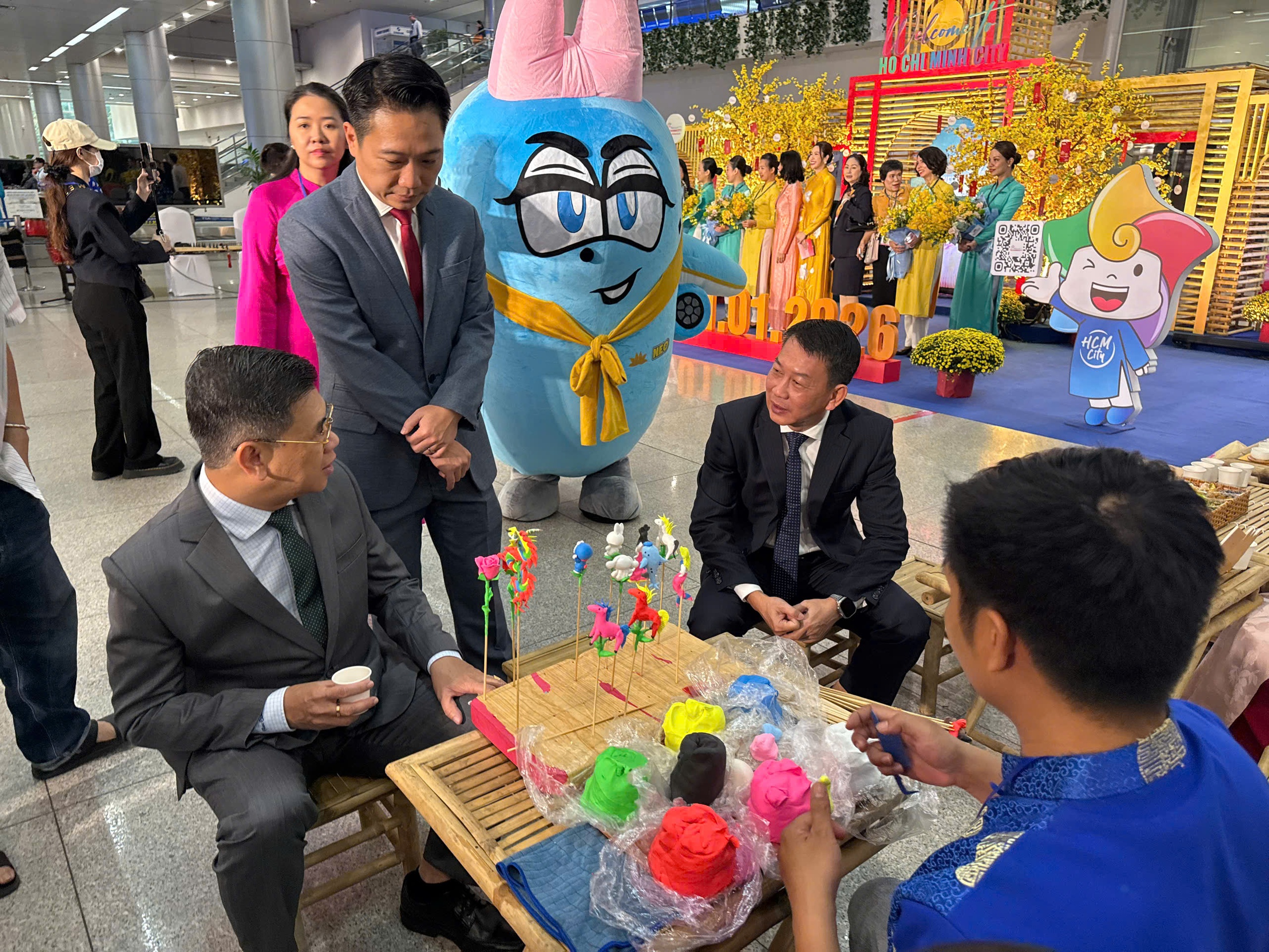 Rộn ràng đón đoàn khách quốc tế đầu tiên xông đất TP . HCM năm 2026 - Ảnh 6. Rộn ràng đón đoàn khách quốc tế đầu tiên xông đất TP . HCM năm 2026 - Ảnh 6.