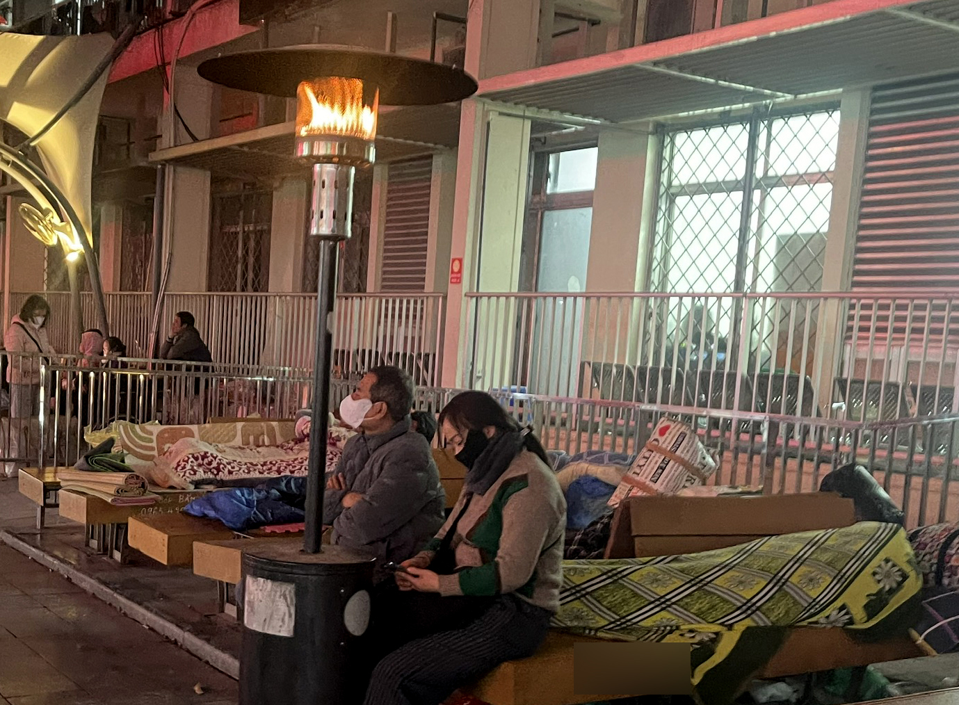 Đ&ecirc;m r&eacute;t trong Bệnh viện Bạch Mai sau vụ bảo vệ 'giật chăn' người nh&agrave; bệnh nh&acirc;n - Ảnh 8.