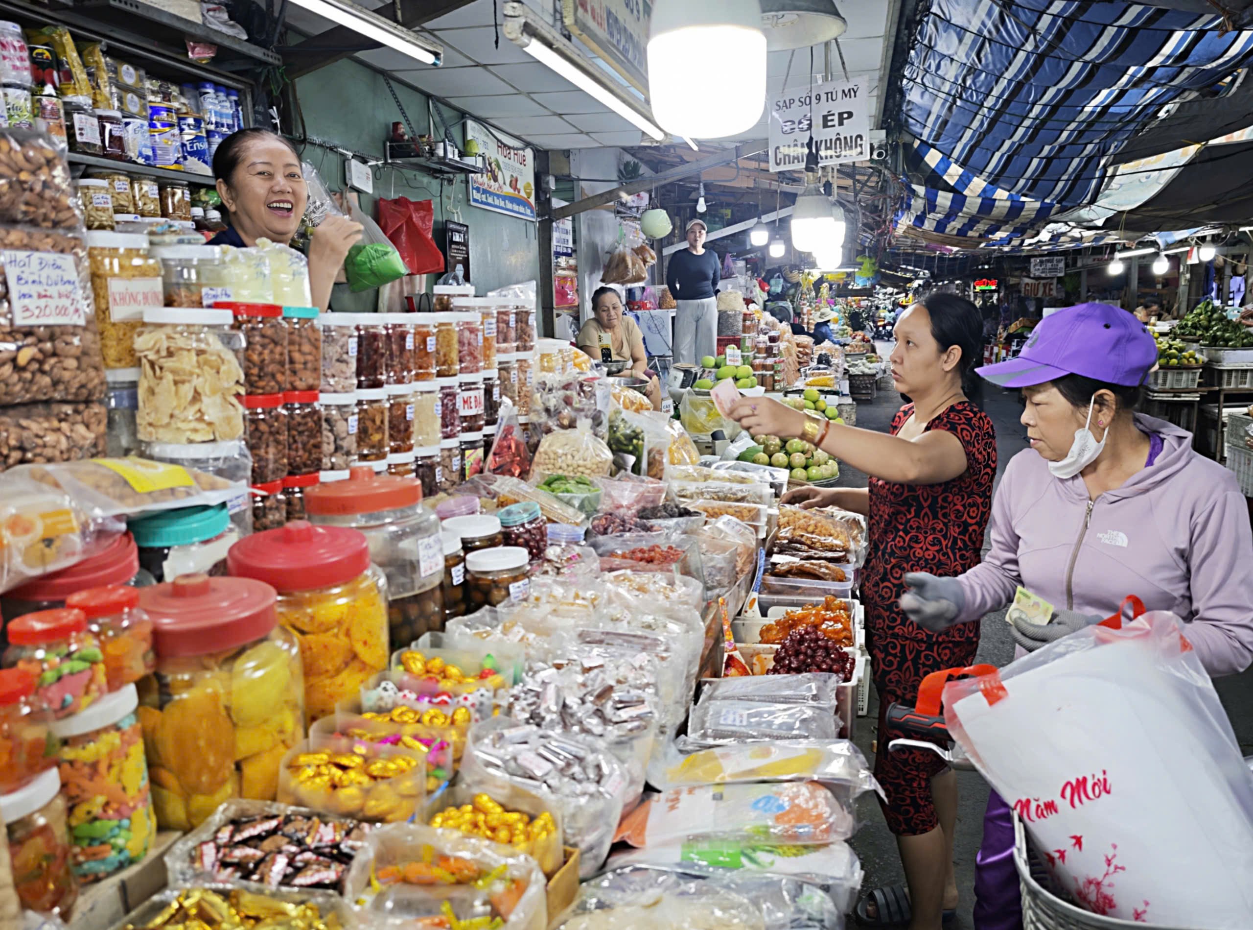 Khởi động mùa mua sắm Tết Bính Ngọ- Ảnh 2. Khởi động mùa mua sắm Tết Bính Ngọ- Ảnh 2.