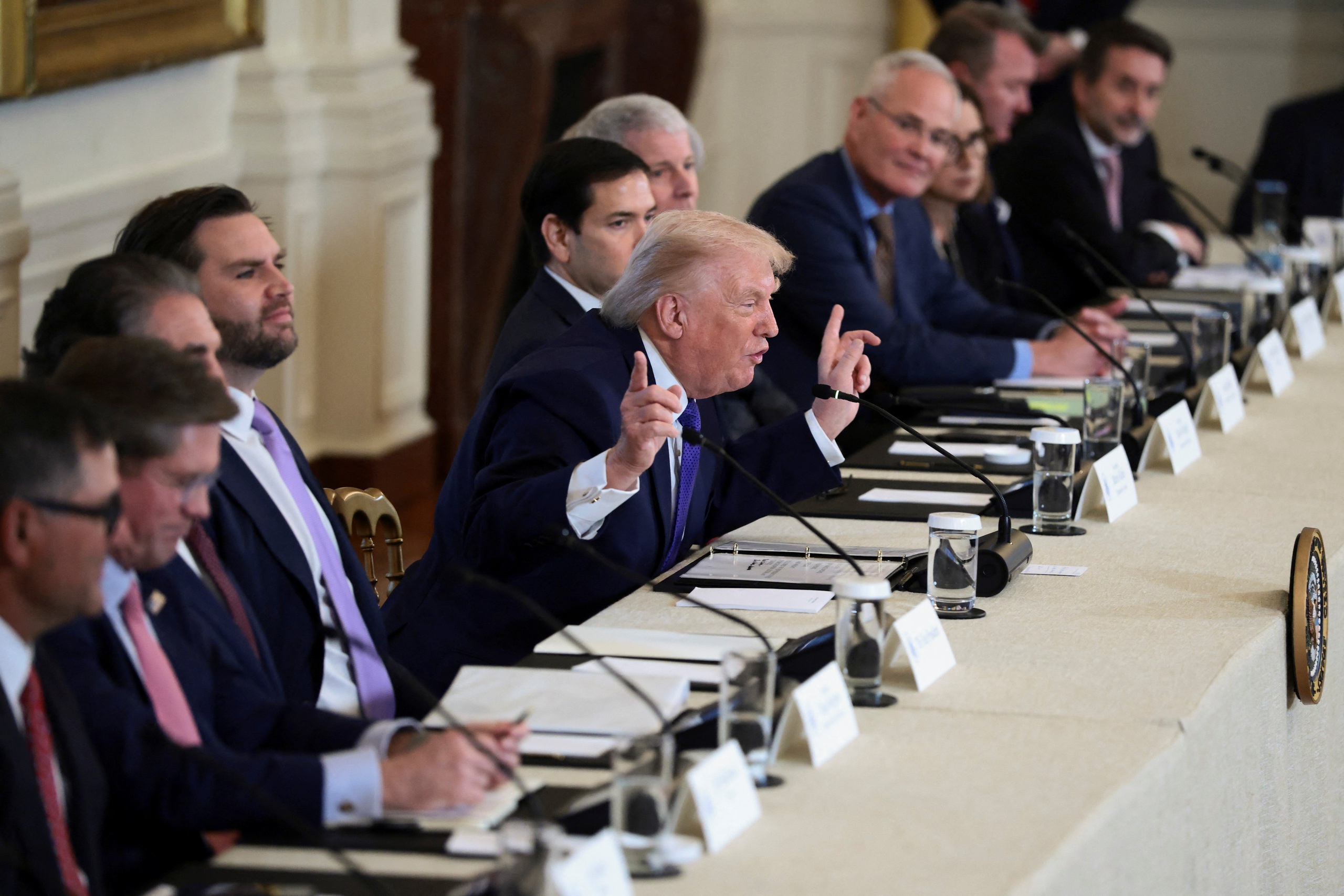 &Ocirc;ng Trump k&ecirc;u gọi đại gia dầu mỏ Mỹ đầu tư 100 tỉ USD v&agrave;o Venezuela - Ảnh 1.