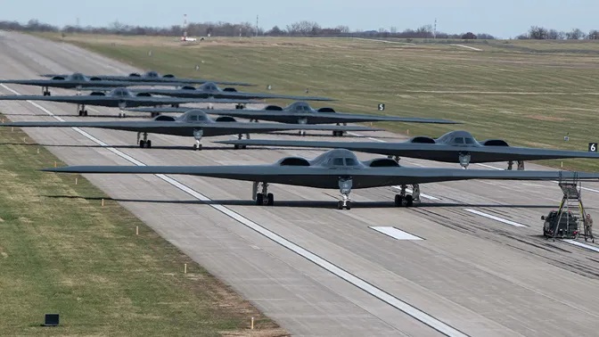 Mỹ bắt công dân Trung Quốc chụp ảnh trộm căn cứ không quân - Ảnh 1.