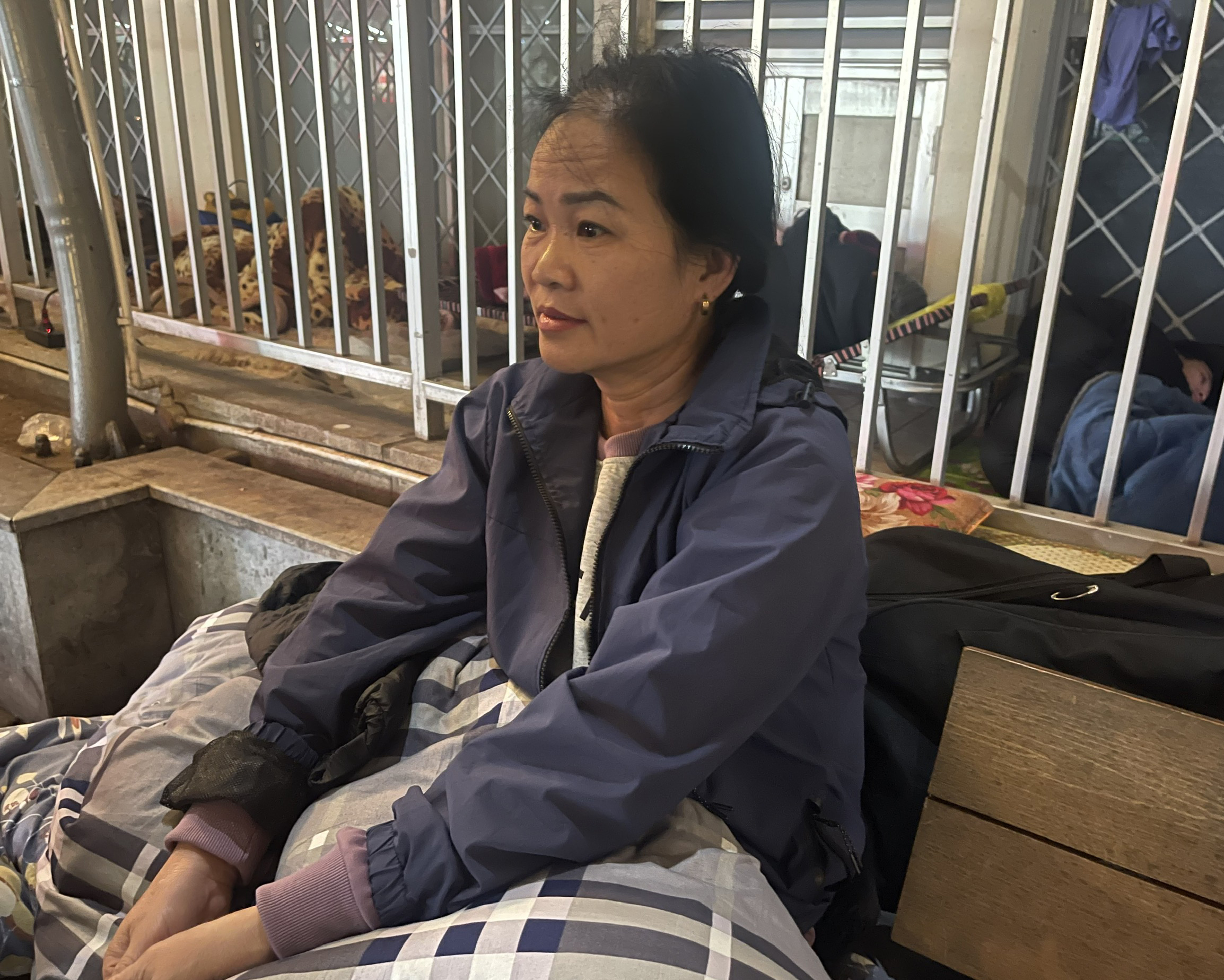 Đ&ecirc;m r&eacute;t trong Bệnh viện Bạch Mai sau vụ bảo vệ 'giật chăn' người nh&agrave; bệnh nh&acirc;n - Ảnh 1.