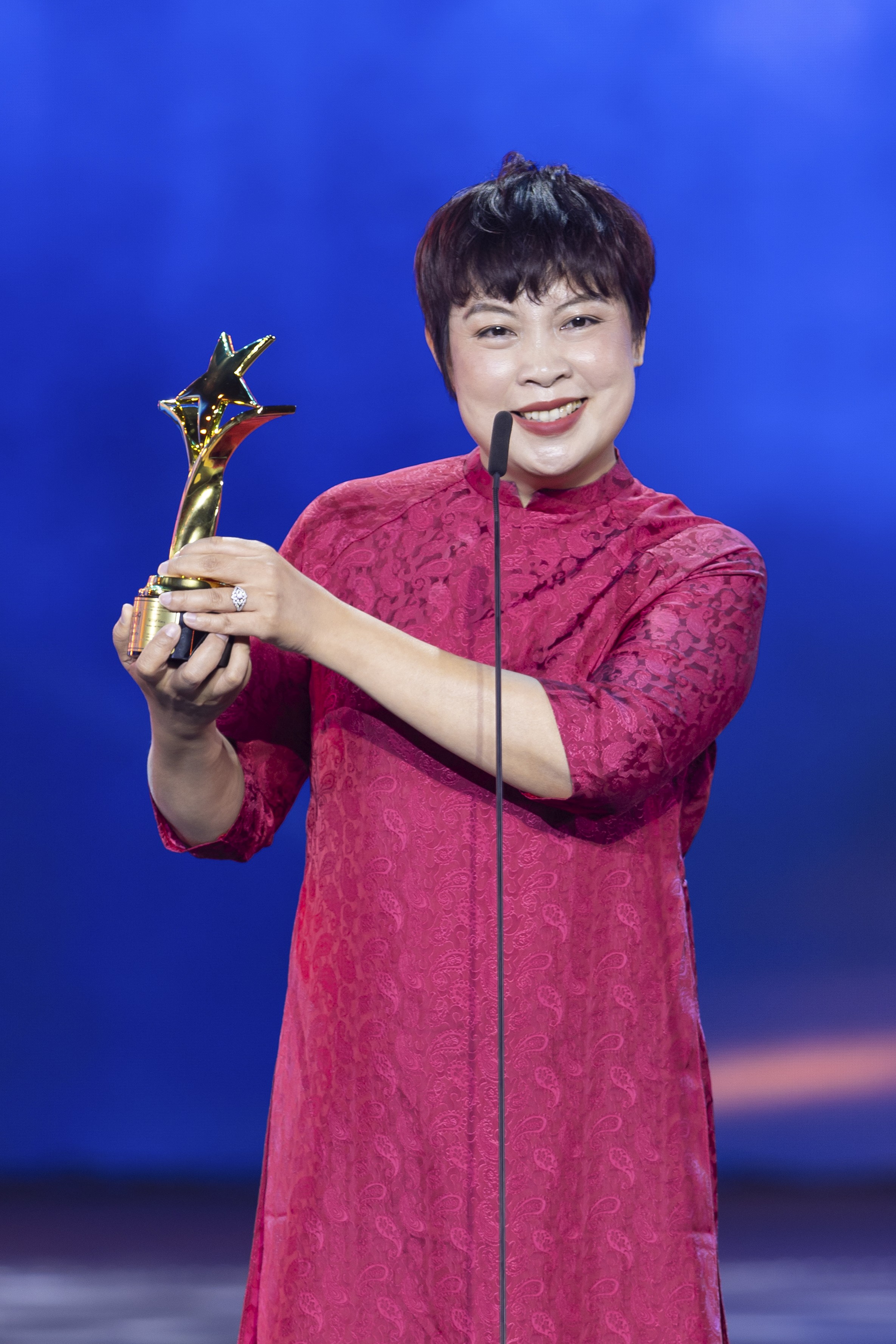 'Mưa đỏ' đại thắng tại Ngôi sao xanh  - Ảnh 2.