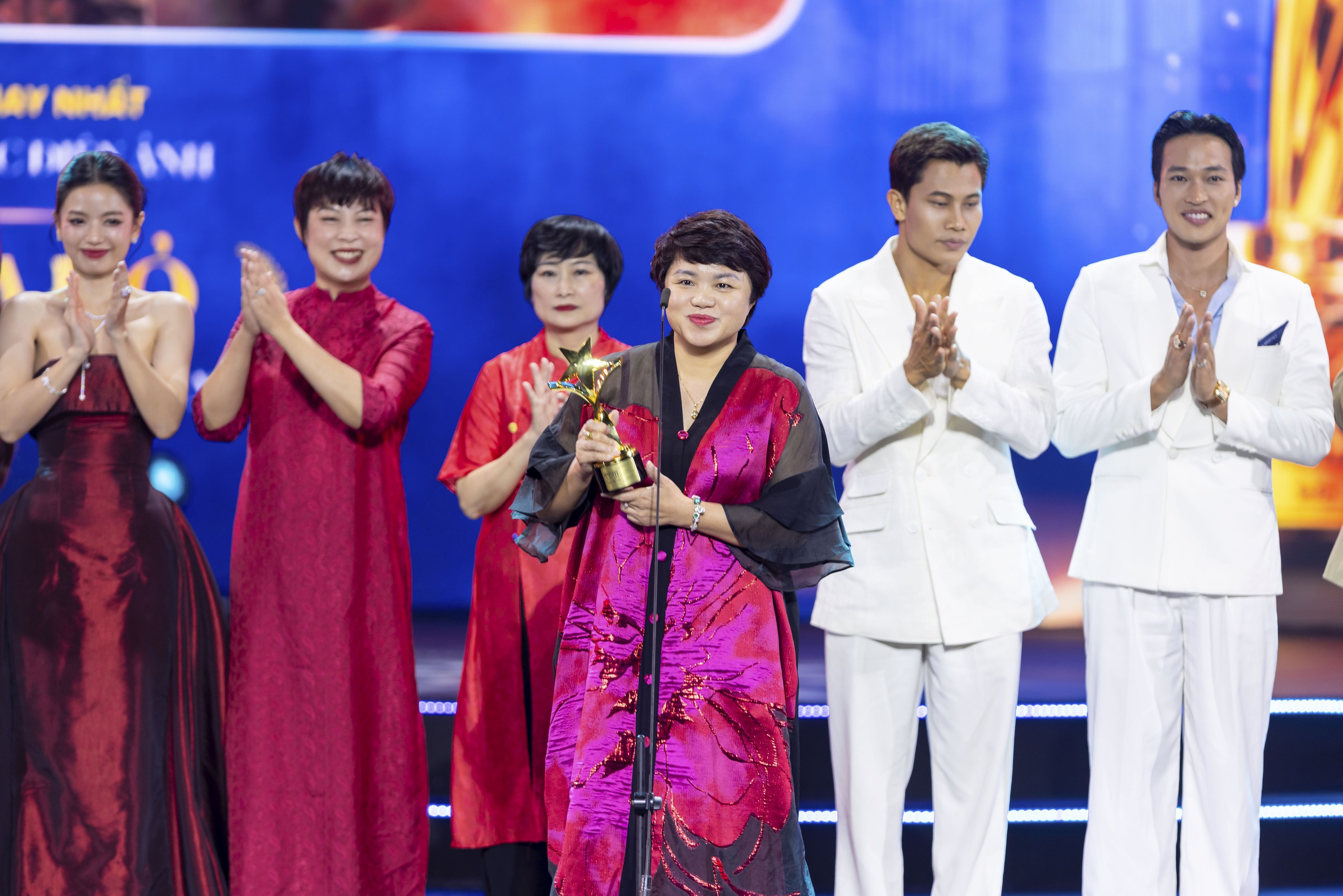 'Mưa đỏ' đại thắng tại Ngôi sao xanh  - Ảnh 1.