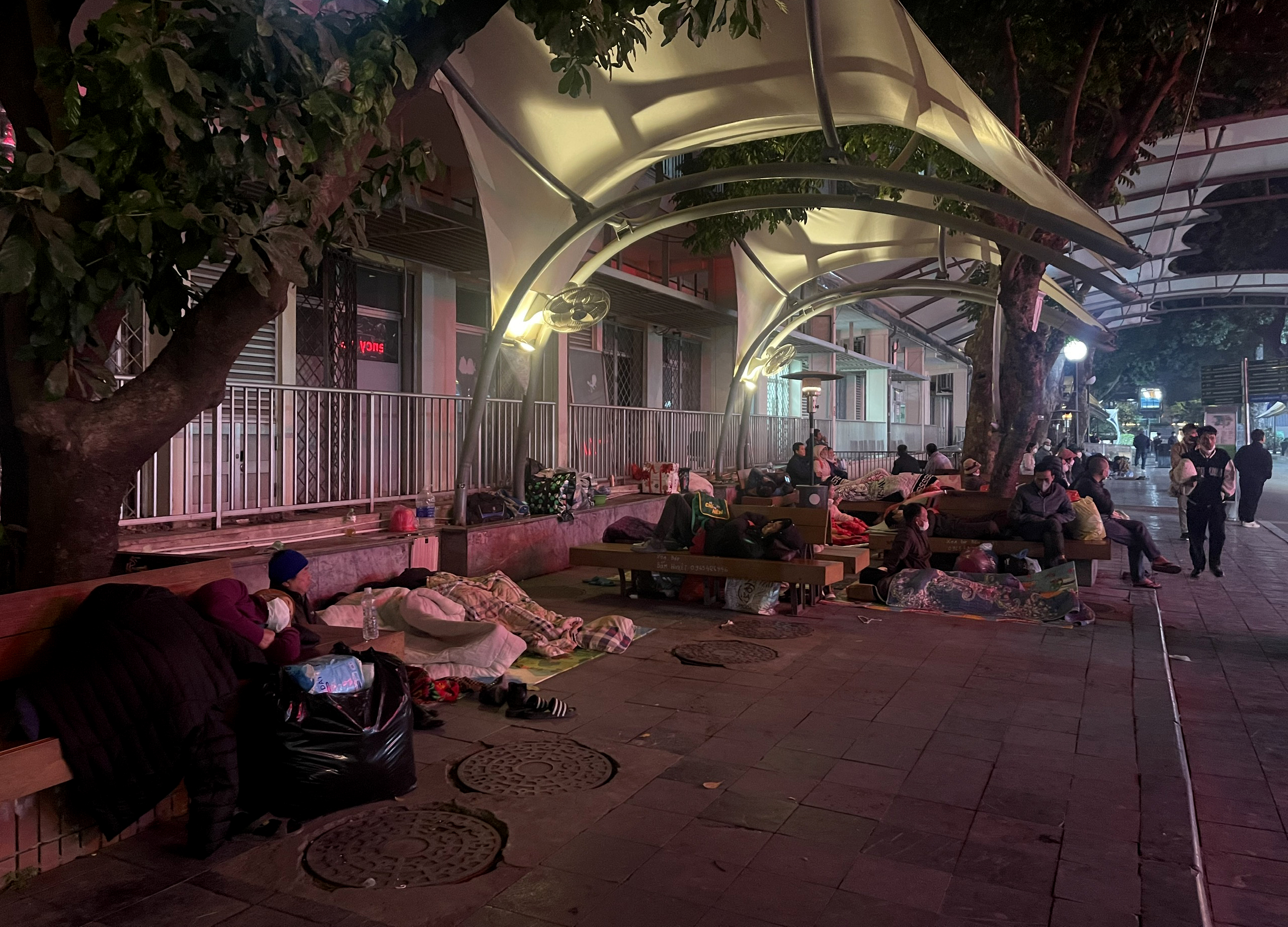 Đ&ecirc;m r&eacute;t trong Bệnh viện Bạch Mai sau vụ bảo vệ 'giật chăn' người nh&agrave; bệnh nh&acirc;n - Ảnh 2.