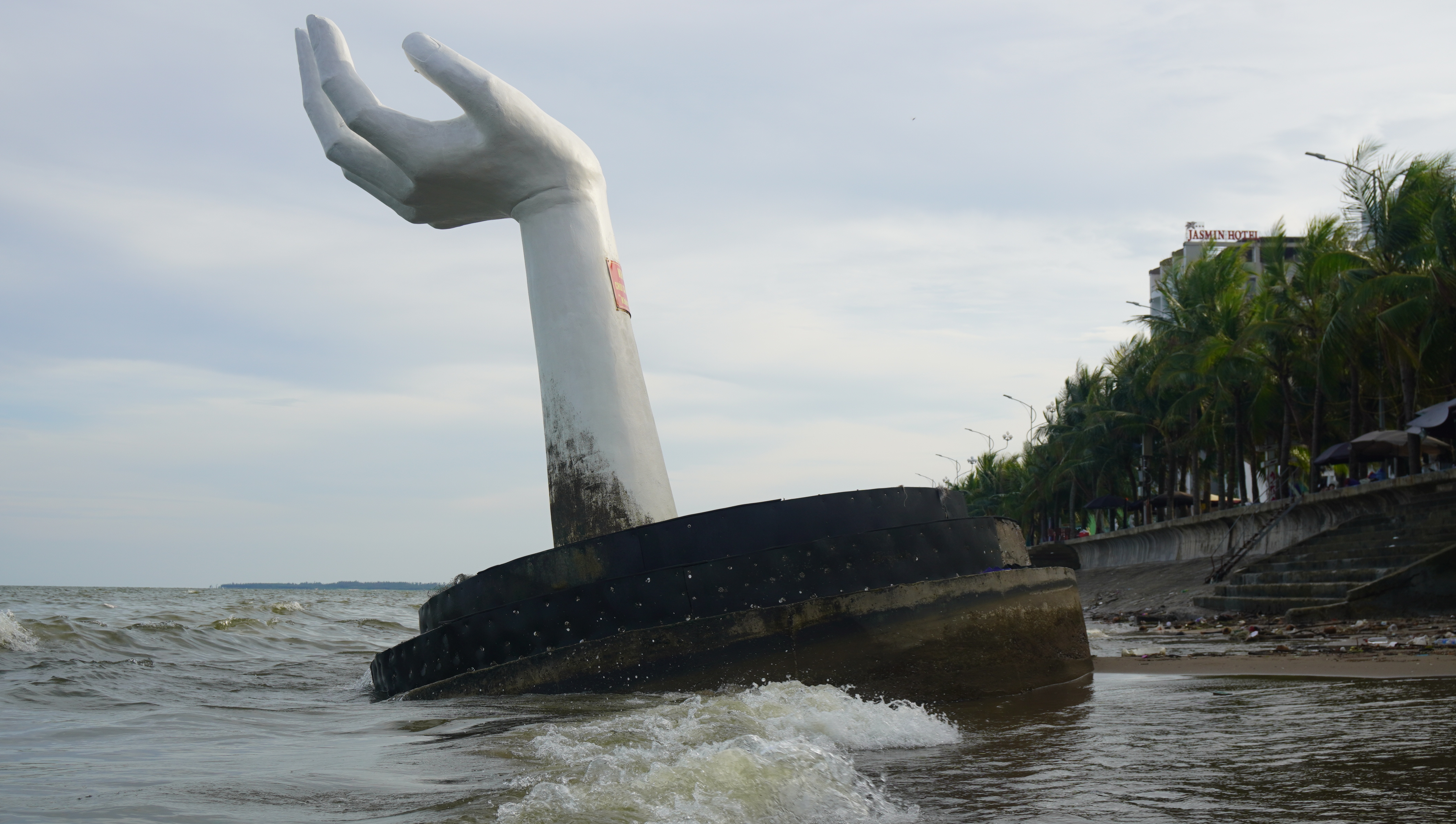 Phá dỡ 5 bàn tay khổng lồ trên biển Hải Tiến- Ảnh 1.