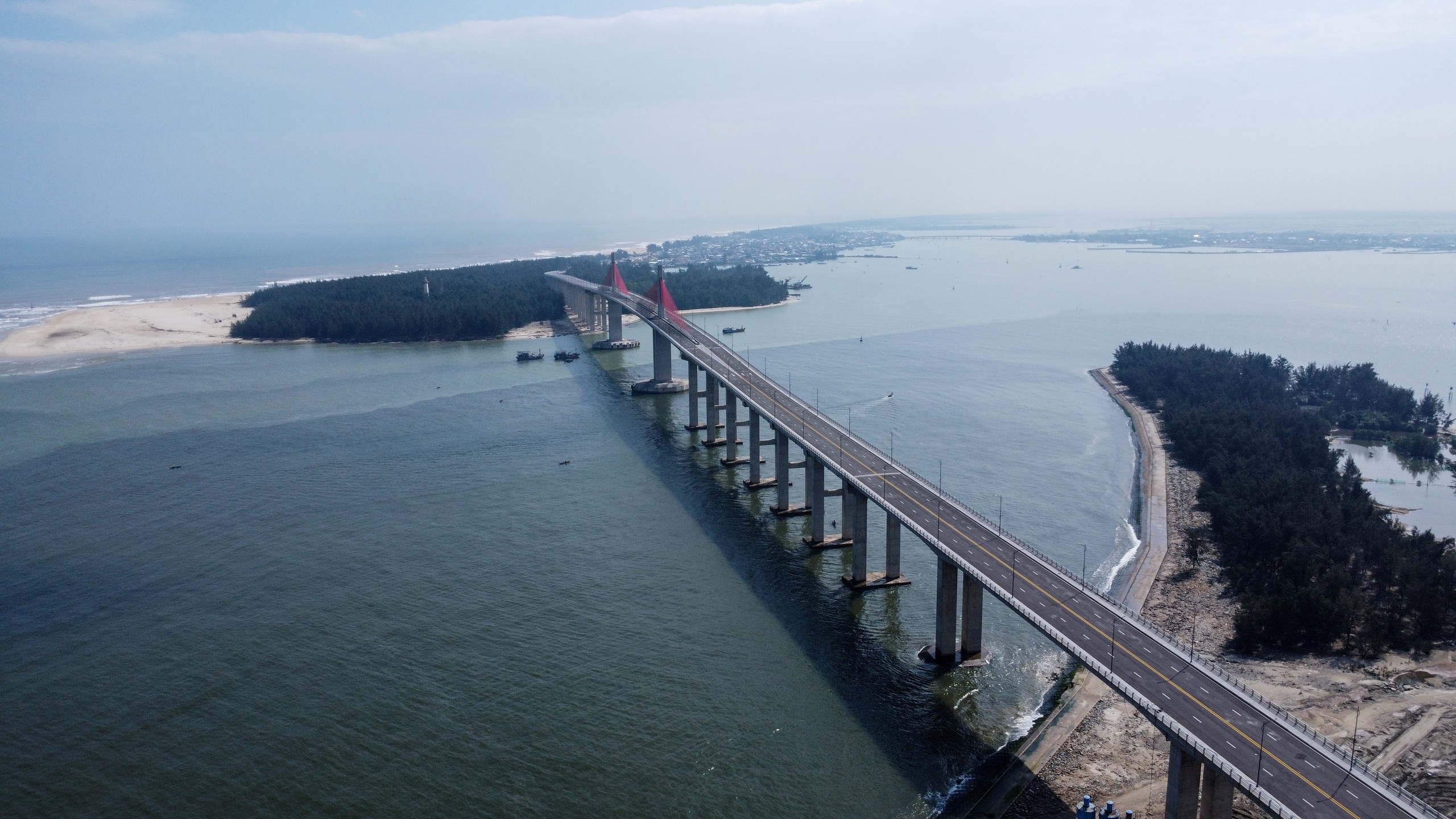 Cận cảnh cầu vượt cửa biển Thuận An 2.400 tỉ đồng chưa thể th&ocirc;ng xe - Ảnh 1.