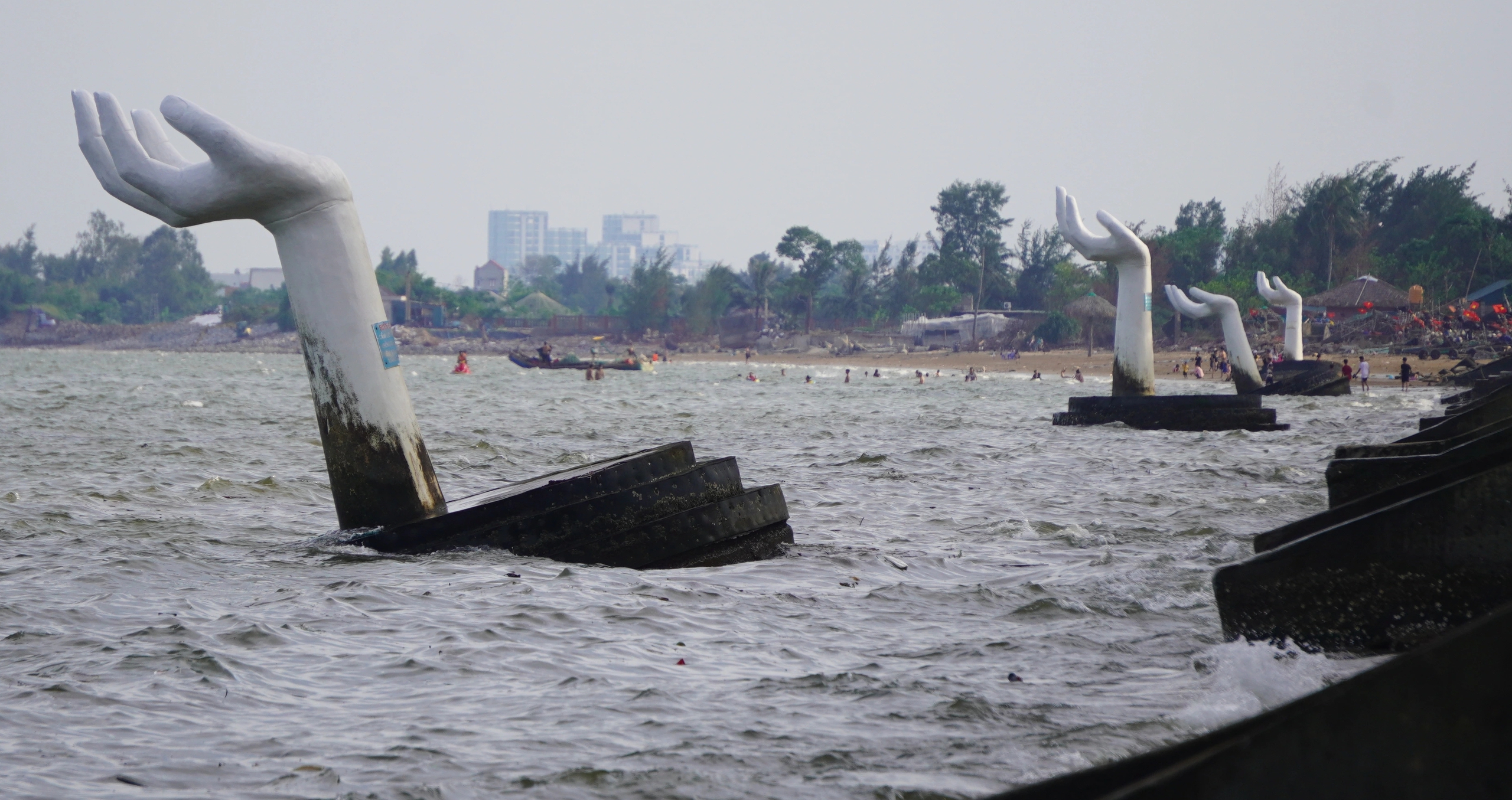 Phá dỡ 5 bàn tay khổng lồ trên biển Hải Tiến- Ảnh 3.