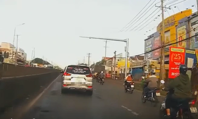 Xử phạt tài xế ô tô sử dụng còi ưu tiên dù không phải xe ưu tiên- Ảnh 1. Xử phạt tài xế ô tô sử dụng còi ưu tiên dù không phải xe ưu tiên- Ảnh 1.