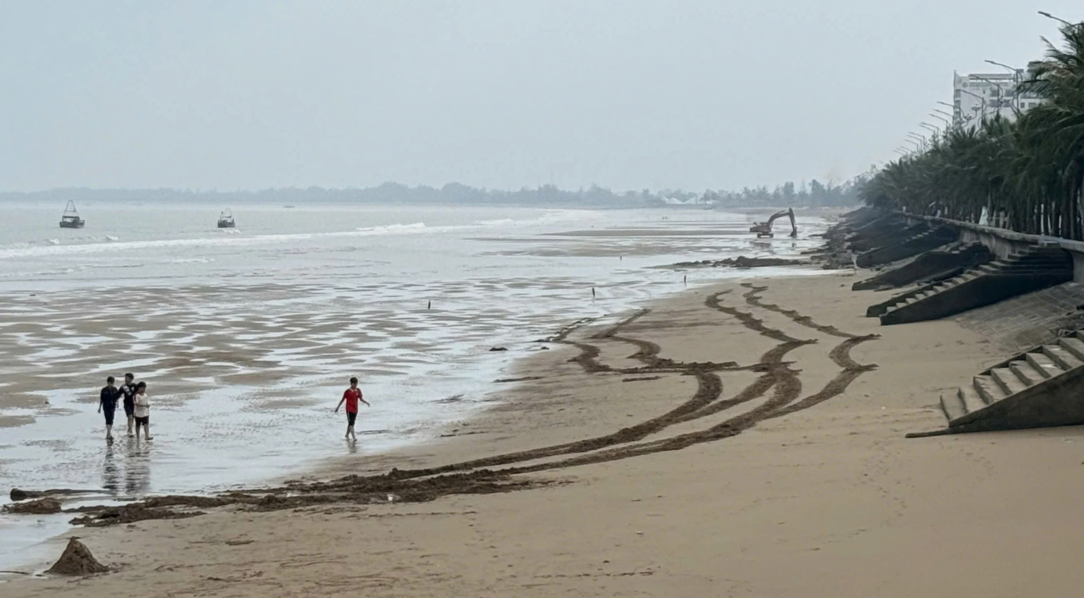 Phá dỡ 5 bàn tay khổng lồ trên biển Hải Tiến- Ảnh 2.