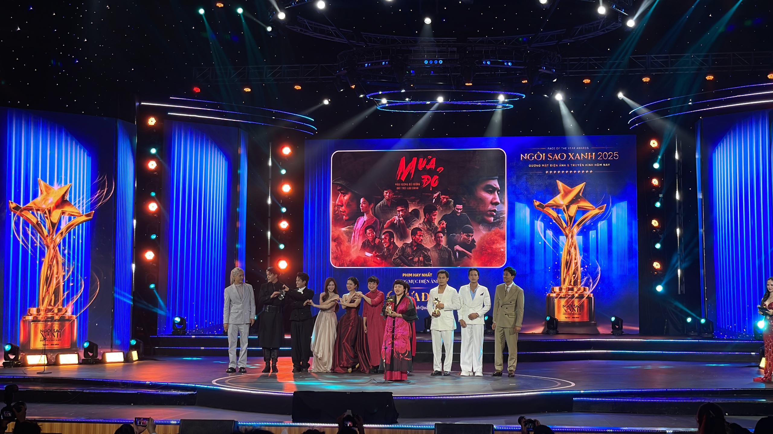 &lsquo;Mưa đỏ&rsquo; đại thắng, Steven Nguyễn - L&ecirc; Hạ Anh g&acirc;y ch&uacute; &yacute; tại Ng&ocirc;i sao xanh- Ảnh 1.