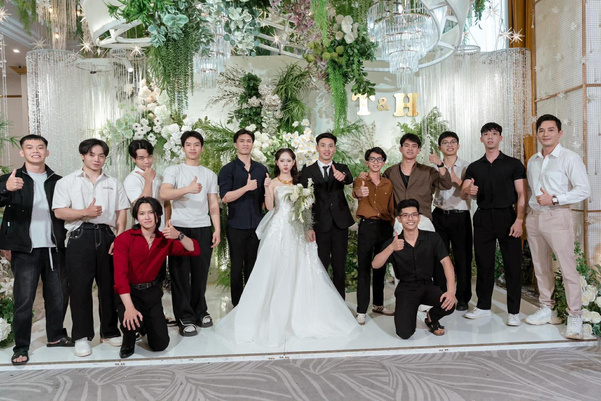 Những ch&agrave;ng trai khoe m&uacute;i ấn tượng trong đ&aacute;m cưới g&acirc;y sốt mạng x&atilde; hội - Ảnh 2.