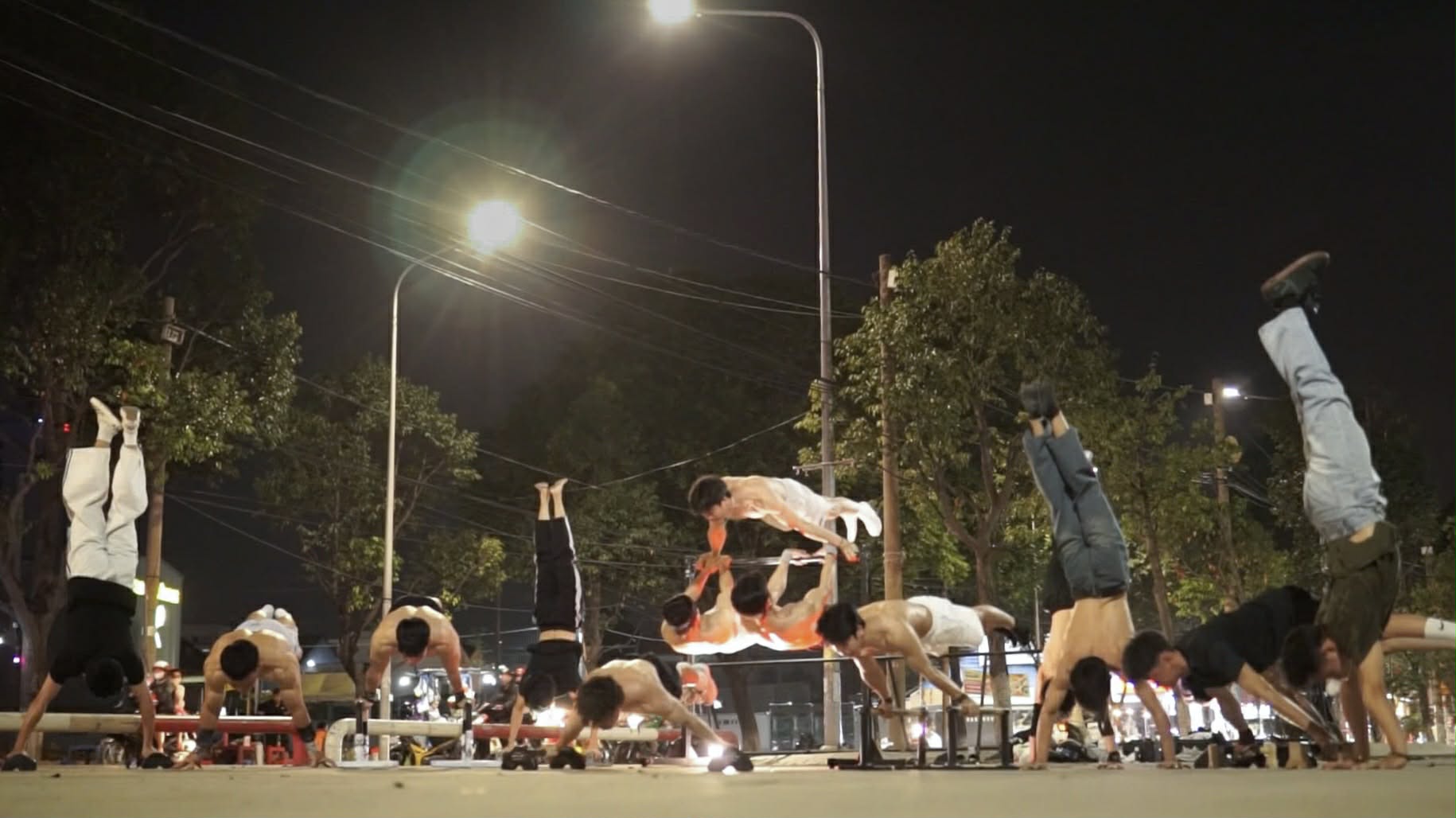 Những ch&agrave;ng trai khoe m&uacute;i ấn tượng trong đ&aacute;m cưới g&acirc;y sốt mạng x&atilde; hội - Ảnh 4.