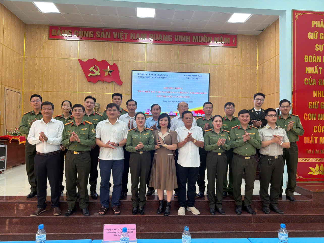 Khám bệnh, tặng quà cho 300 người dân ở tỉnh Tây Ninh- Ảnh 2.