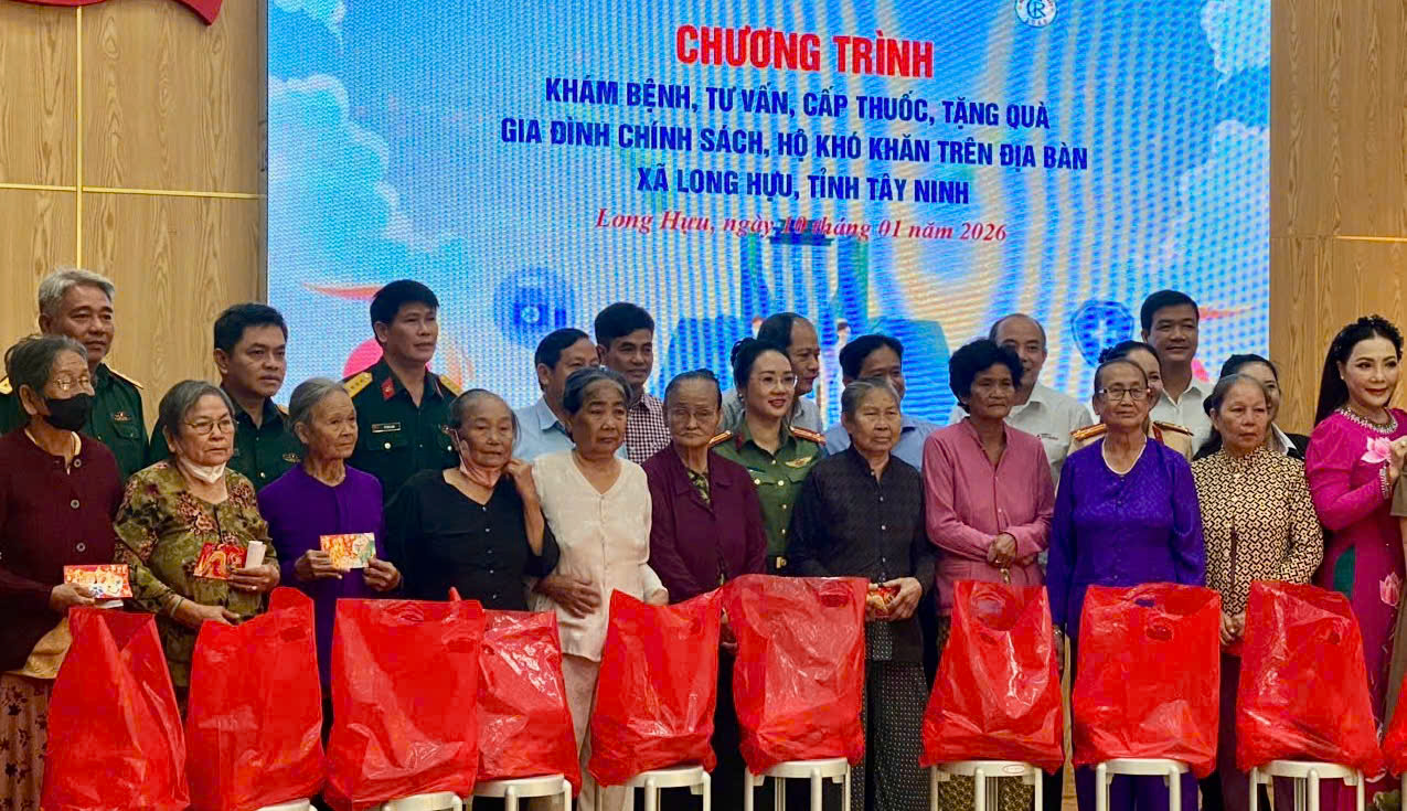 Khám bệnh, tặng quà cho 300 người dân ở tỉnh Tây Ninh- Ảnh 1.