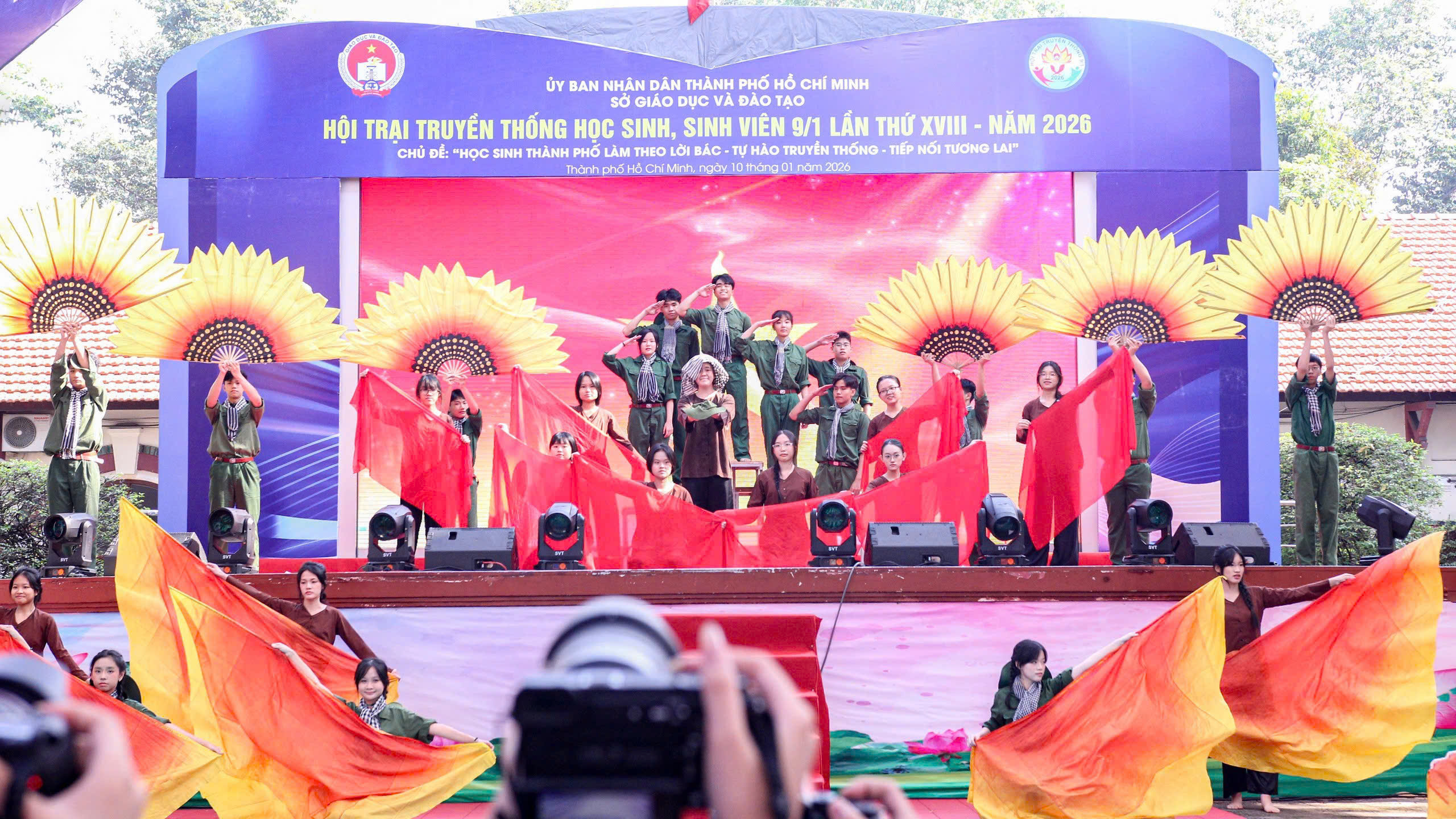 Hàng chục ngàn học sinh mừng Ngày truyền thống học sinh, sinh viên Việt Nam - Ảnh 1.