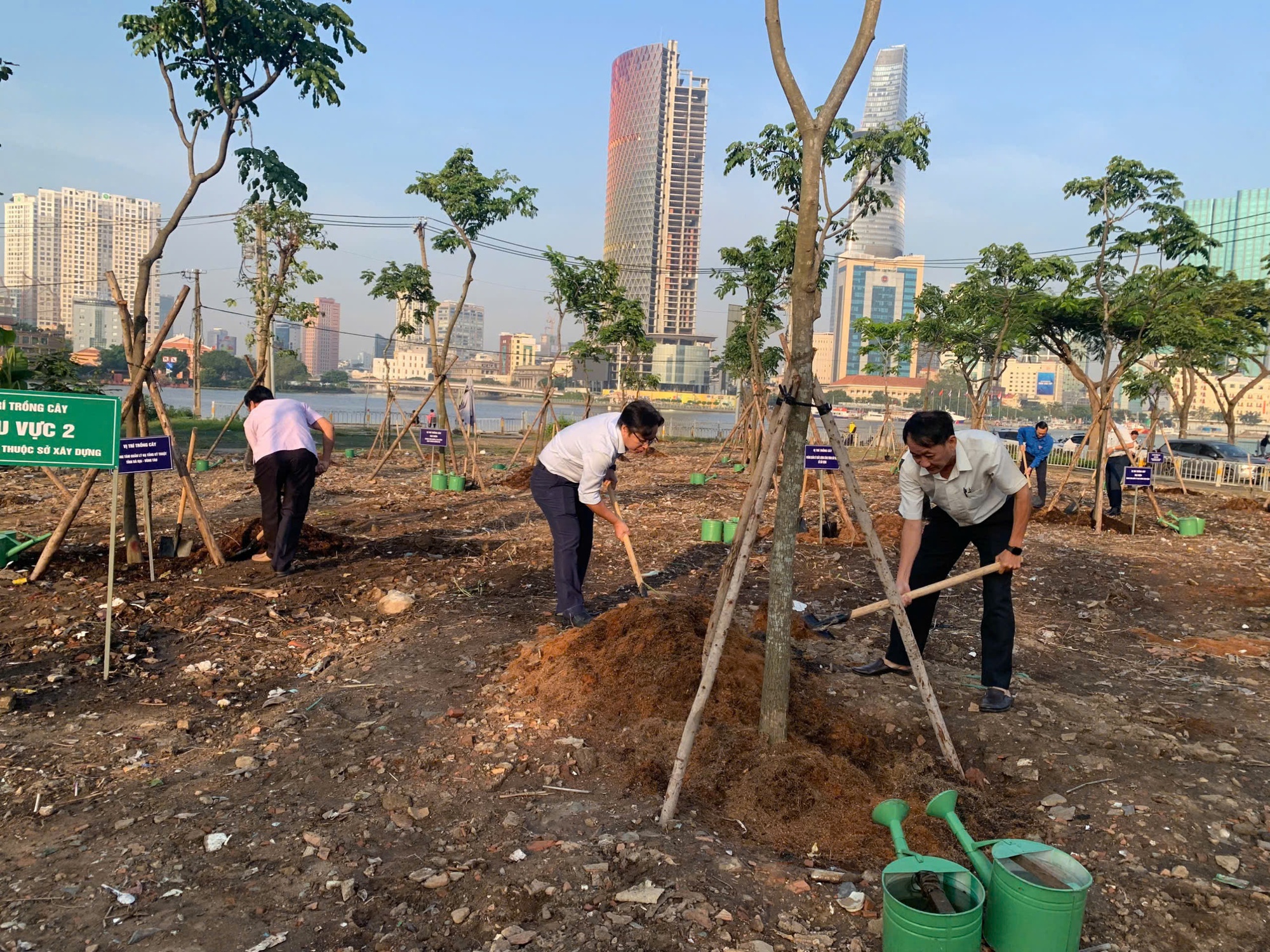 TP.HCM ra quân trồng 200 cây xanh dọc sông Sài Gòn- Ảnh 1.