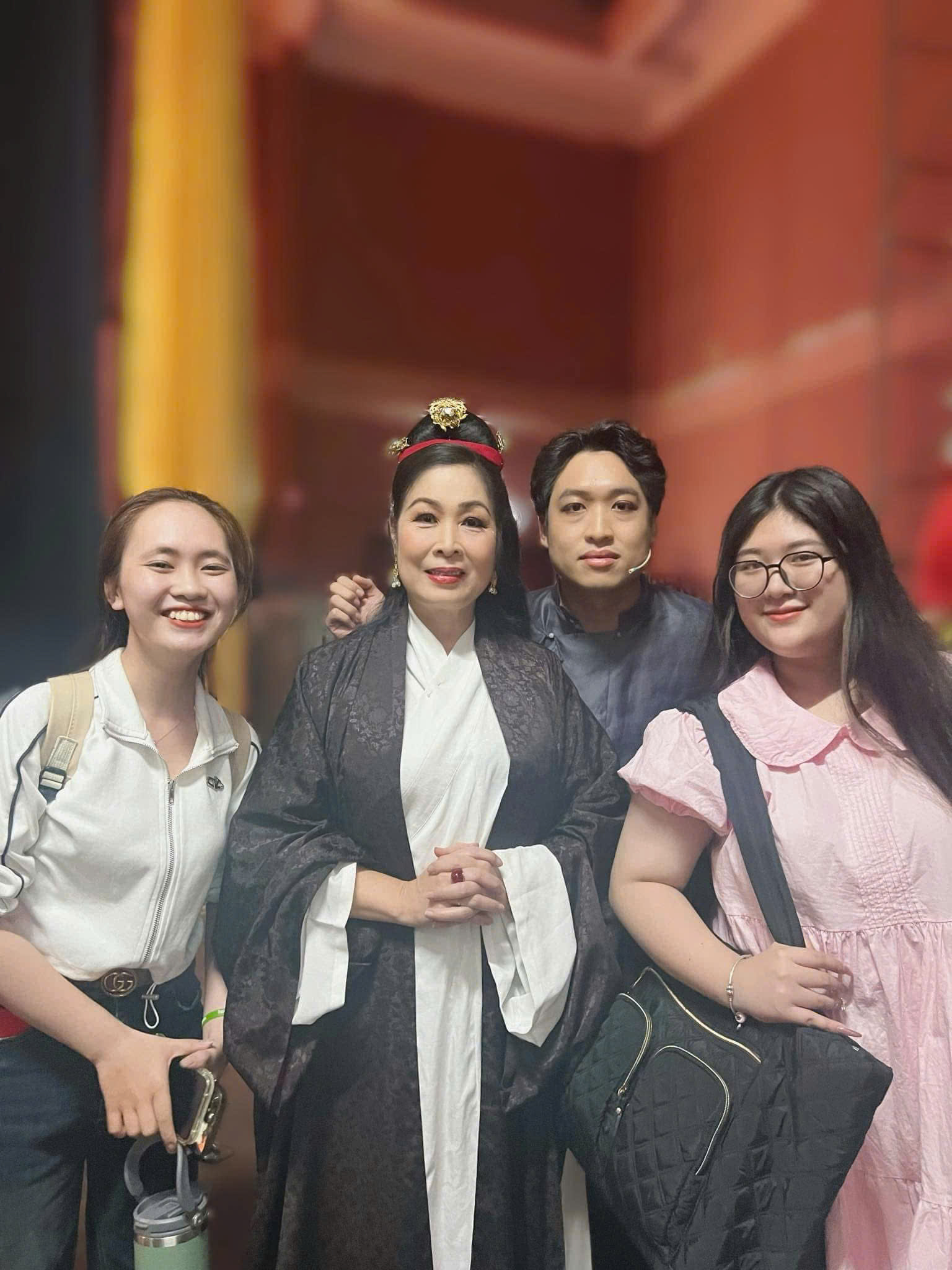 Nhan sắc gây chú ý của ái nữ nhà NSND Hồng Vân - Ảnh 9.