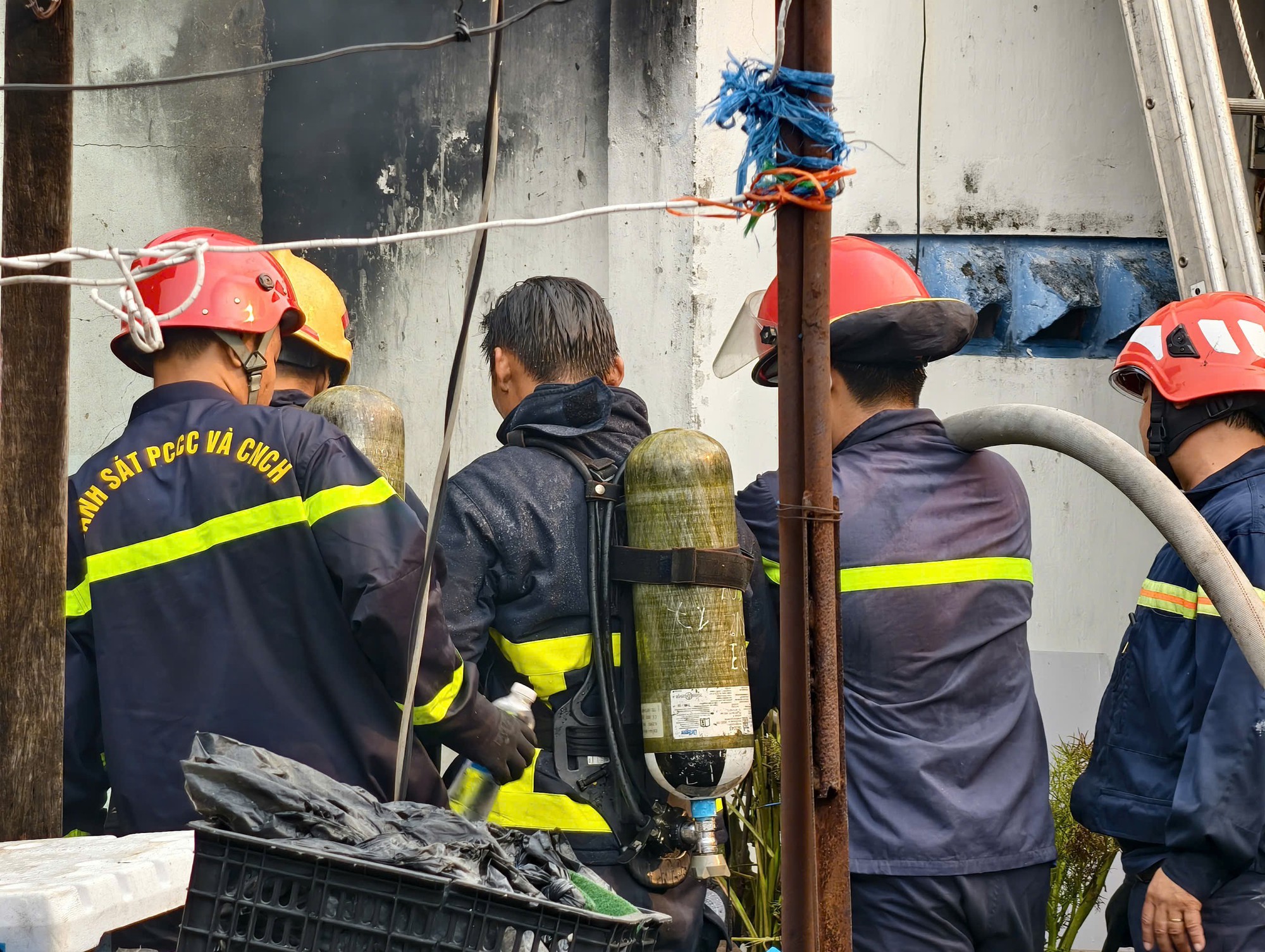 Cháy lớn dãy nhà dân cạnh chợ Bình Trưng, TP.HCM- Ảnh 7.