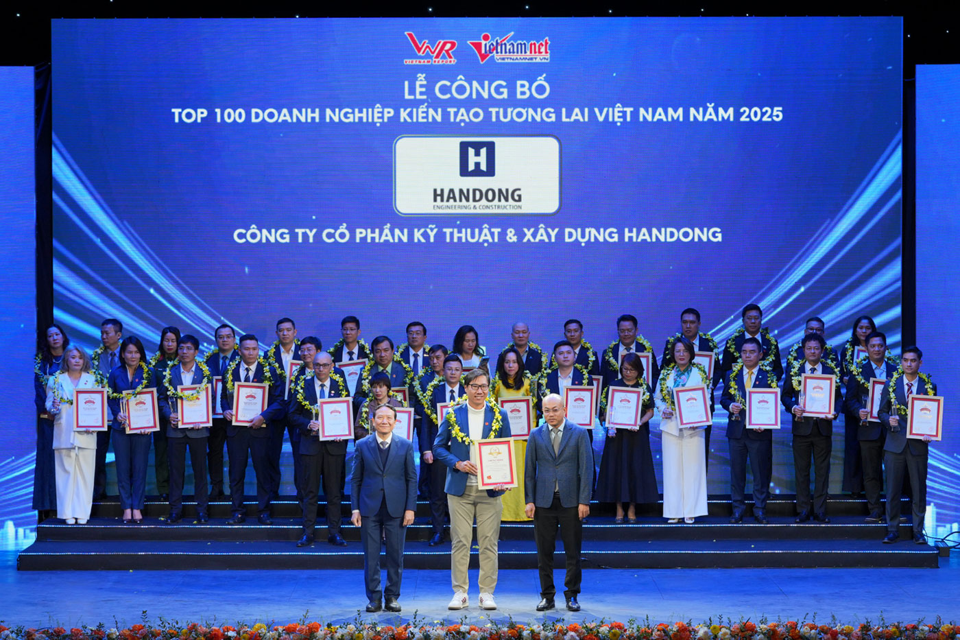 Handong E&C được vinh danh Top 100 Doanh nghiệp kiến tạo tương lai Việt Nam 2025- Ảnh 1. Handong E&C được vinh danh Top 100 Doanh nghiệp kiến tạo tương lai Việt Nam 2025- Ảnh 1.