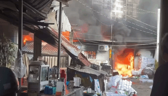 Cháy lớn dãy nhà dân cạnh chợ Bình Trưng, TP.HCM- Ảnh 1. Cháy lớn dãy nhà dân cạnh chợ Bình Trưng, TP.HCM- Ảnh 1.