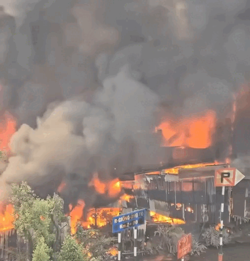 Cháy lớn dãy nhà dân cạnh chợ Bình Trưng, TP.HCM- Ảnh 2. Cháy lớn dãy nhà dân cạnh chợ Bình Trưng, TP.HCM- Ảnh 2.