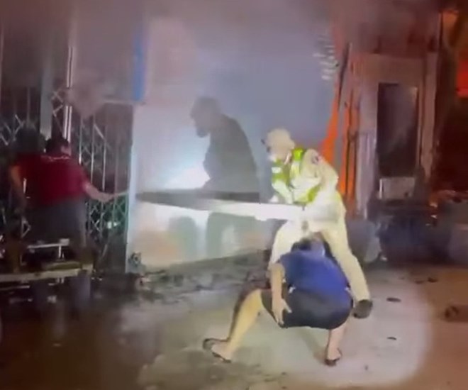 CSGT phá cửa cứu 11 người trong ngôi nhà bị cháy - Ảnh 1.
