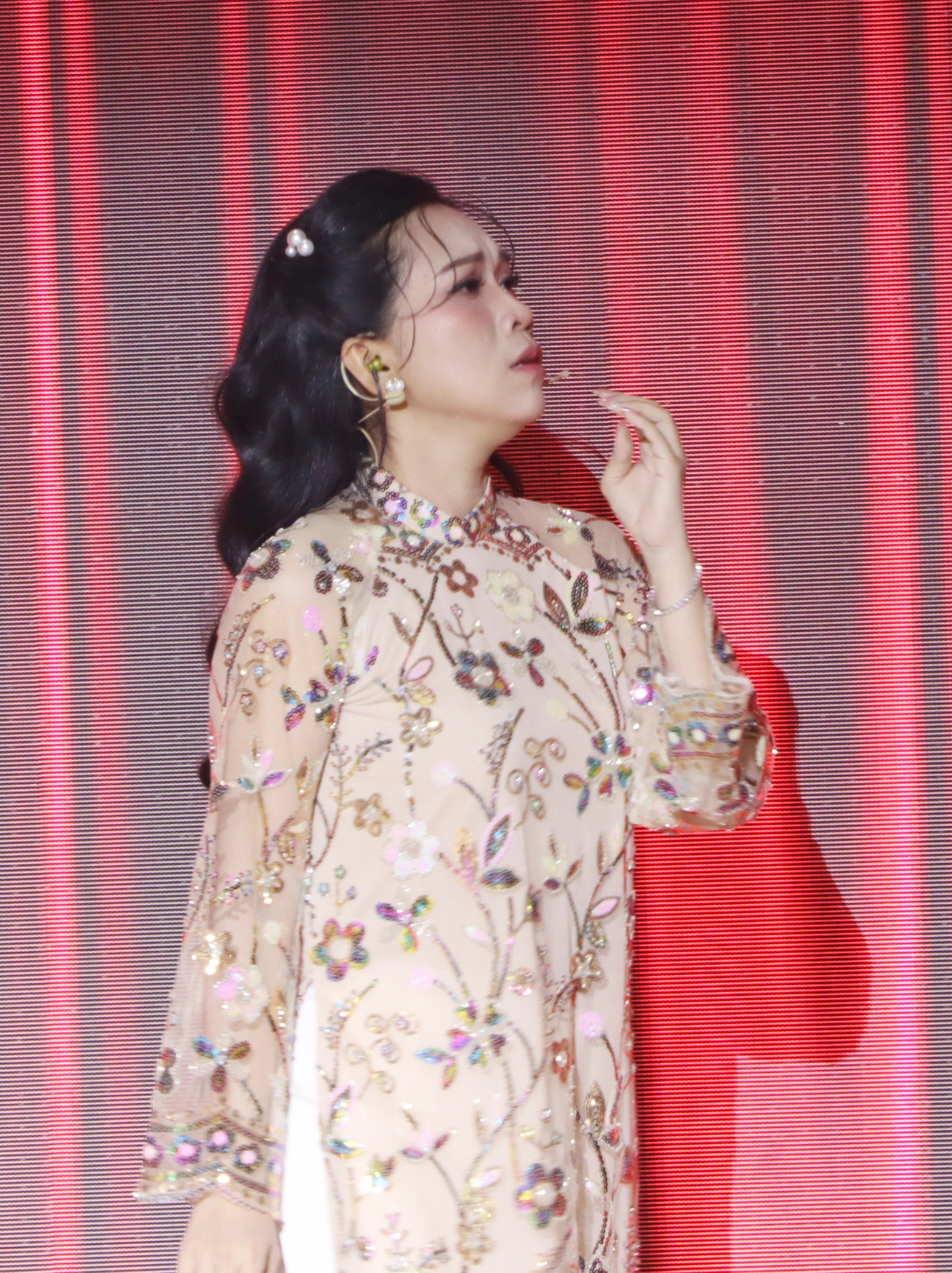 Hồng Phượng bật khóc khi nghe tiếng hát của cố nghệ sĩ Vũ Linh - Ảnh 3.