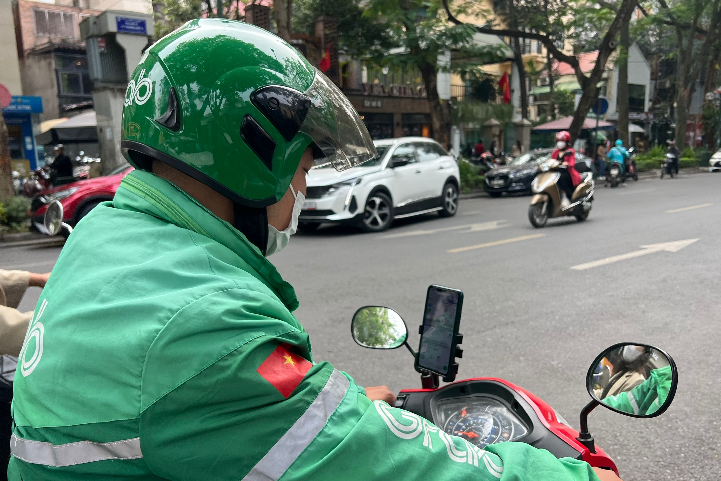 Chuyển đổi 'xe xanh': Người Hà Nội 'đứng giữa ngã ba', trông chờ chính sách - Ảnh 3.