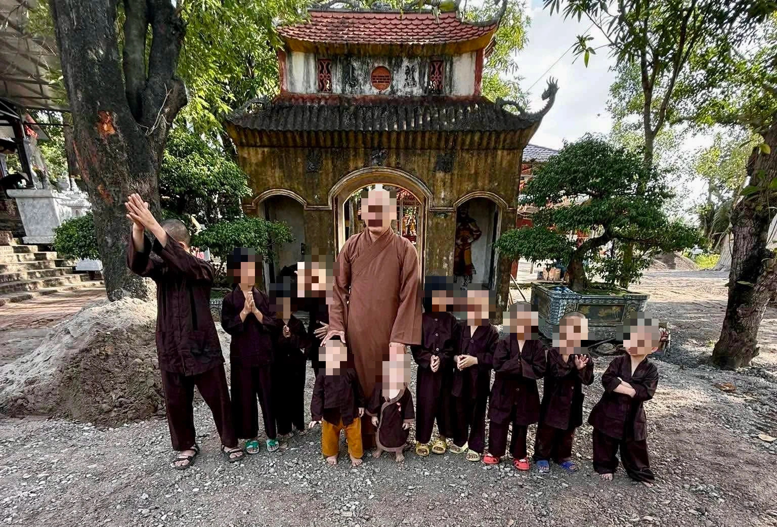 Sở Y tế Quảng Ninh làm rõ việc nuôi dưỡng trẻ em tại chùa Cẩm La- Ảnh 2.