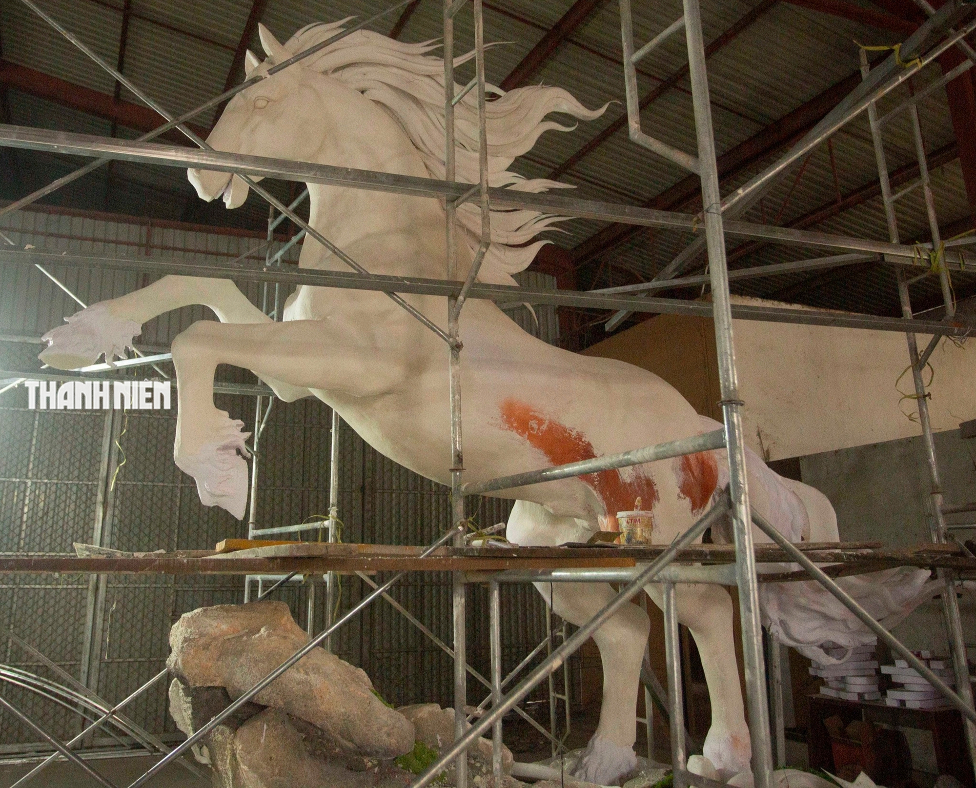 Ngắm linh vật ngựa cao 3 mét sắp 'xuất trại' của nghệ nhân Đinh Văn Tâm- Ảnh 4. Ngắm linh vật ngựa cao 3 mét sắp 'xuất trại' của nghệ nhân Đinh Văn Tâm- Ảnh 4.