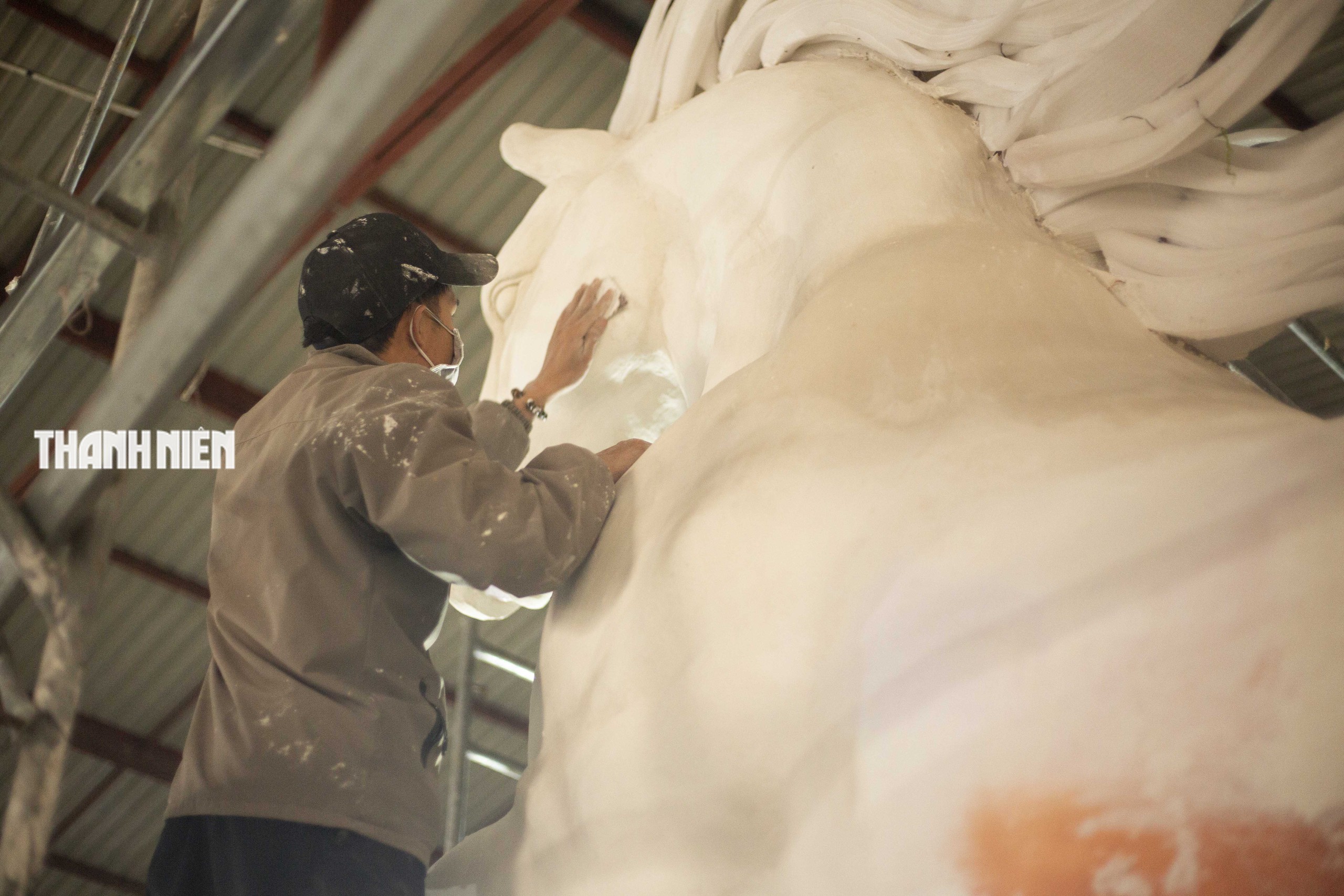 Ngắm linh vật ngựa cao 3 mét sắp 'xuất trại' của nghệ nhân Đinh Văn Tâm- Ảnh 7. Ngắm linh vật ngựa cao 3 mét sắp 'xuất trại' của nghệ nhân Đinh Văn Tâm- Ảnh 7.