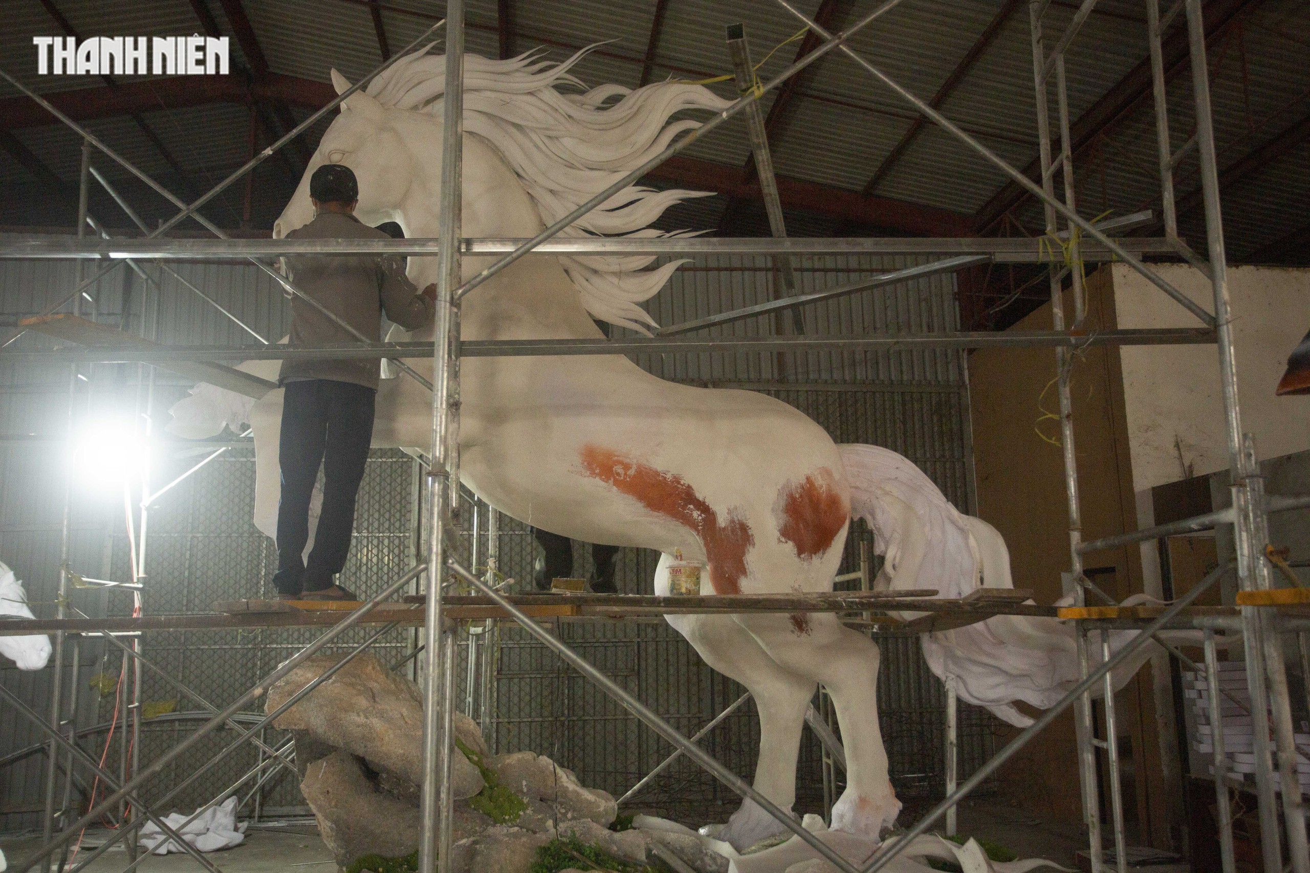 Ngắm linh vật ngựa cao 3 mét sắp 'xuất trại' của nghệ nhân Đinh Văn Tâm- Ảnh 1. Ngắm linh vật ngựa cao 3 mét sắp 'xuất trại' của nghệ nhân Đinh Văn Tâm- Ảnh 1.