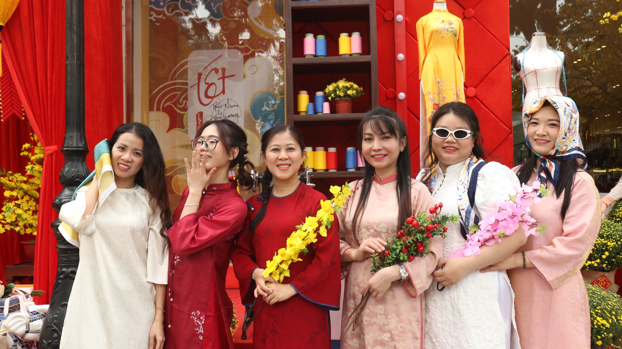 Tái hiện lại Sài Gòn xưa, nơi đây đang đông đúc khách chụp ảnh tết miễn phí- Ảnh 11. Tái hiện lại Sài Gòn xưa, nơi đây đang đông đúc khách chụp ảnh tết miễn phí- Ảnh 11.