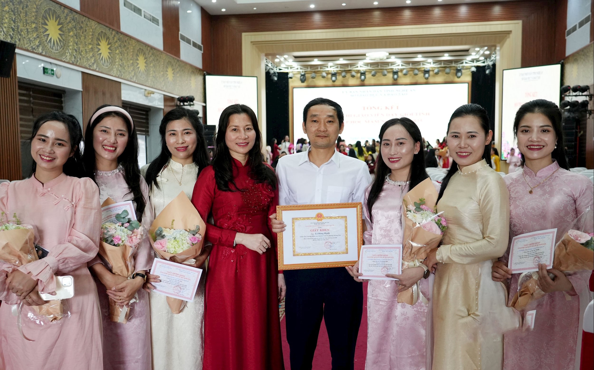 Thầy gi&aacute;o dạy mầm non truyền cảm hứng - Ảnh 2.