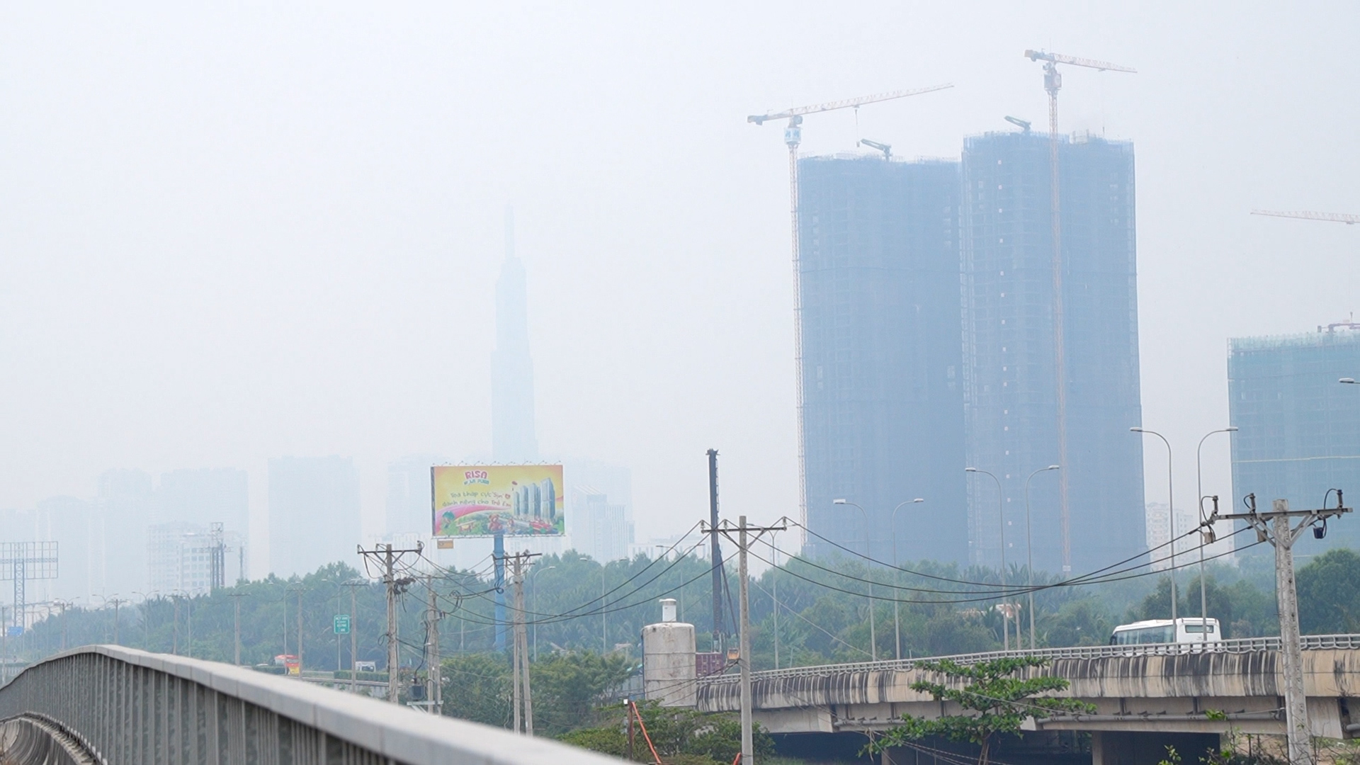 TP.HCM giữa trưa vẫn mịt m&ugrave;, người d&acirc;n thấy kh&oacute; thở khi ra đường - Ảnh 1.