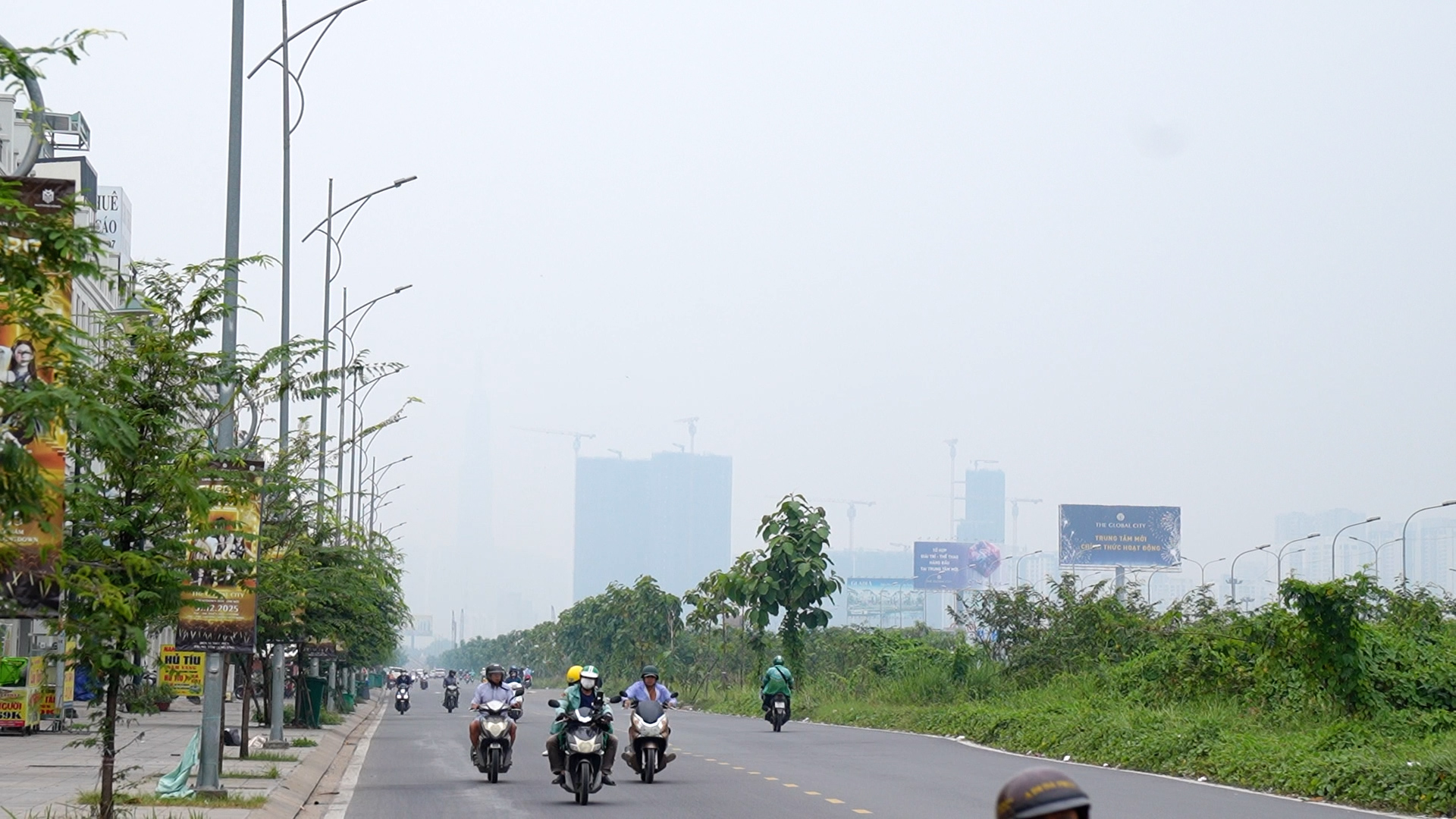 TP.HCM giữa trưa vẫn mịt m&ugrave;, người d&acirc;n thấy kh&oacute; thở khi ra đường - Ảnh 2.