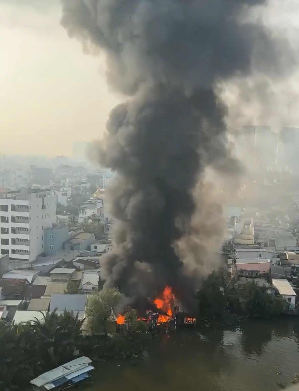 Cháy lớn dãy nhà dân cạnh chợ Bình Trưng, TP.HCM- Ảnh 5. Cháy lớn dãy nhà dân cạnh chợ Bình Trưng, TP.HCM- Ảnh 5.