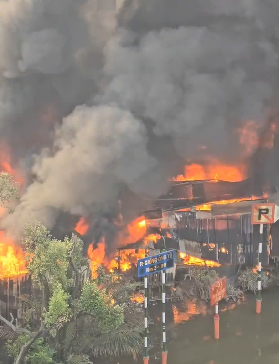 Cháy lớn dãy nhà dân cạnh chợ Bình Trưng, TP.HCM- Ảnh 4. Cháy lớn dãy nhà dân cạnh chợ Bình Trưng, TP.HCM- Ảnh 4.