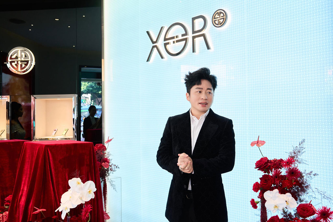 Khám phá điện thoại xa xỉ Anh quốc của Divo Tùng Dương - Ảnh 1.