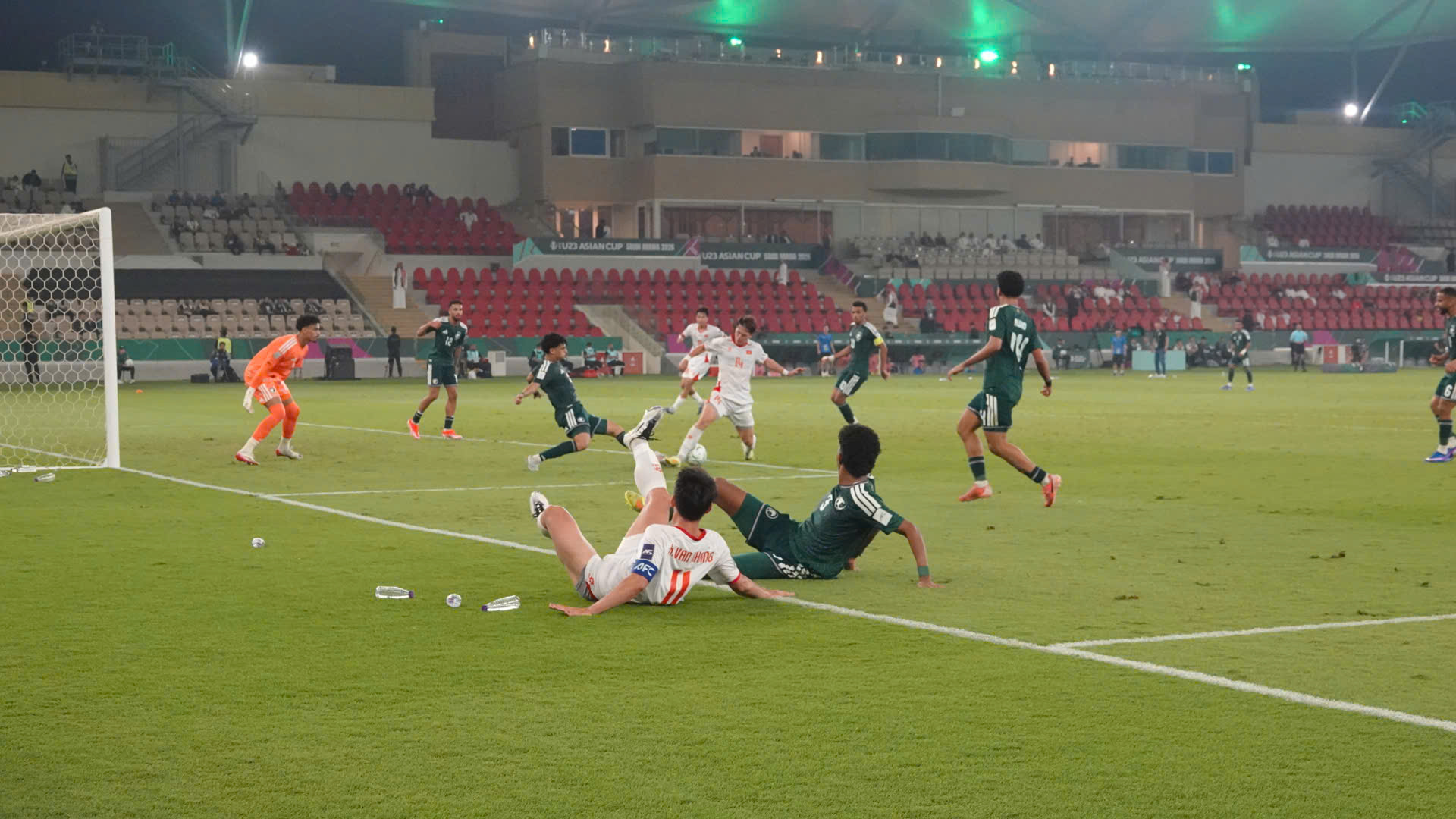 'Điềm lành' chiến thắng của U.23 Việt Nam: Nụ cười Đình Bắc- Ảnh 6. 'Điềm lành' chiến thắng của U.23 Việt Nam: Nụ cười Đình Bắc - Ảnh 7.